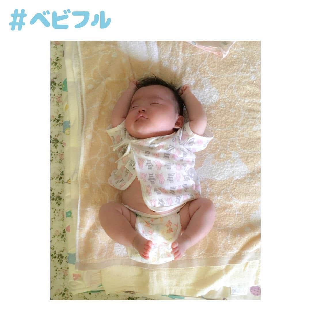 Babyful Storeさんのインスタグラム写真 - (Babyful StoreInstagram)「のび〜〜✨👶🏻【スワイプ】 #1歳 と #生後2ヶ月 . . いつもベビフルを ありがとうございます🤝💓💓 . 本日のピックアップフォト📸は… @pyocchanさん👑 . . のびのび〜💓 この時期だから見られる癒し力100%の このポーズ✨🕺🏻 . マイナスイオン漂う、 見た誰しもを笑顔にしてしまうそんなお写真に、、2日連続、 . 頬がゆるむのを実感してます、、💓🥺 . . 同じポーズだから伝わる成長の過程。 生後2ヶ月から1歳の成長する姿に なんだか胸を打たれて、グッとくるものがありますね、、、😭✨✨ . . この度は、この時期ならではの愛されポージング写真をご紹介させていただき、ありがとうございました😭✨ . . 🔅🔅🔅☕️🔅🔅🔅☕🌼🌼🌼️🌿 . . ／ 📮 𓂃 ✉️ ベビフル情報局 ＼ . 💓📣ベビフル春のキャンペーン . ベビフルLINE友達限定‼️ 🤎🤎🤎【200円オフクーポン配布中】 . 詳細はベビフルの❇️𝗟𝗜𝗡𝗘にて プロフィールのURLから 友達追加してね😉 ↓↓ @babyful_official . . 🔅🔅🔅☕️🔅🔅🔅☕🌼🌼🌼️🌿 . . 🚫ベビフルでご紹介する画像や動画を、 ご本人様の許可なく無断転載はしないよう お願い申し上げます。 . 今後とも#ベビフル を どうぞよろしくお願いいたします🙇🏻‍♀️✨ . . #こども #親バカ部 #育児 #子育 #癒し #家族 #成長記録 #子育て #赤ちゃんのいる生活 #赤ちゃんのいる暮らし #子育てグラム #baby #kids  #寝顔天使 #赤ちゃんあるある #instagood #instalike #ベビフルムービー #笑顔が人を幸せにする」2月13日 18時58分 - babyful_official