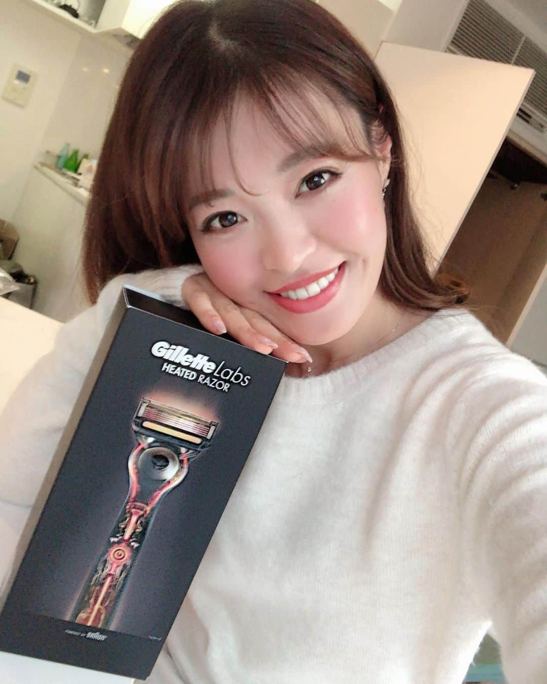 高橋としみさんのインスタグラム写真 - (高橋としみInstagram)「@gillettejapan から数量限定の ジレット ヒーテッド レーザー その名の通り電源を入れるとわずか1秒で温まり まるで蒸しタオルのような心地よさなんだって！！ オシャレで高級感あるデザイン！ バレンタインやプレゼントにもオススメ✨ 私は引越し手伝ってくれたお兄ちゃんに🎁 喜んでくれるかなー😁😁 . . . P&Gジャパンより提供して頂いてます。 #PR#ヒーテッドレーザー  #ジレットラボ #蒸しタオルの心地よさ」2月13日 19時08分 - toshimi_1002