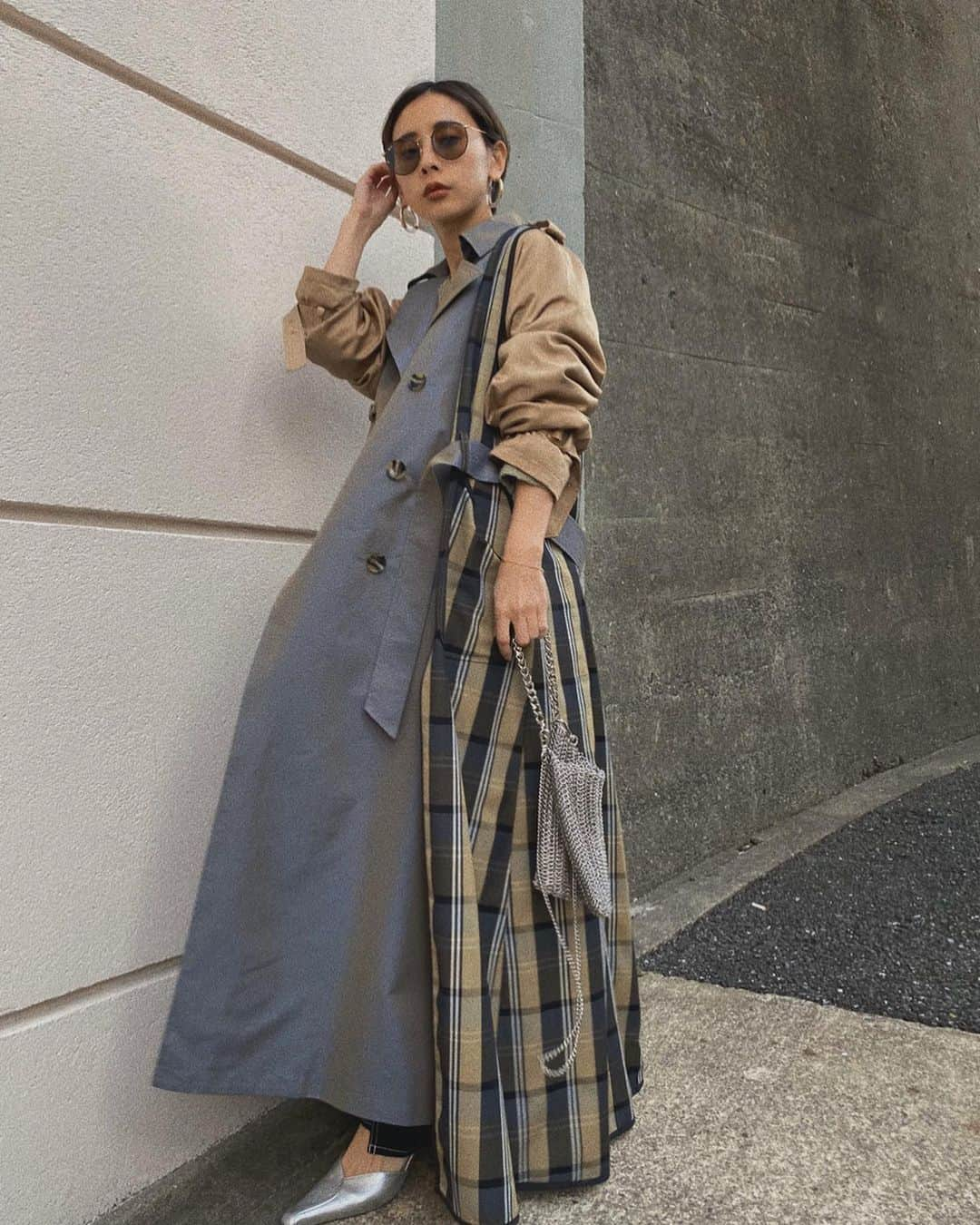 黒石奈央子さんのインスタグラム写真 - (黒石奈央子Instagram)「あめりふく。 . . . REMOVABLE TRENCH COAT ¥29500+tax 2/14 . チェックベストとレイヤードして作ったトレンチ。チェックは取り外せて、シンプルなコートにもできます! . @ameri_shinjuku @amerivintage @ameri_daikanyama @ameri.shinsaibashi #ameri#amerivintage #fashion #vintagefashion #coordinate#ootd#outfit#osanposnap #705_outfit #大人ファッション #大人コーディネート #大人スタイル #modestyle #modefashion#modecasual」2月13日 19時00分 - blackstone705