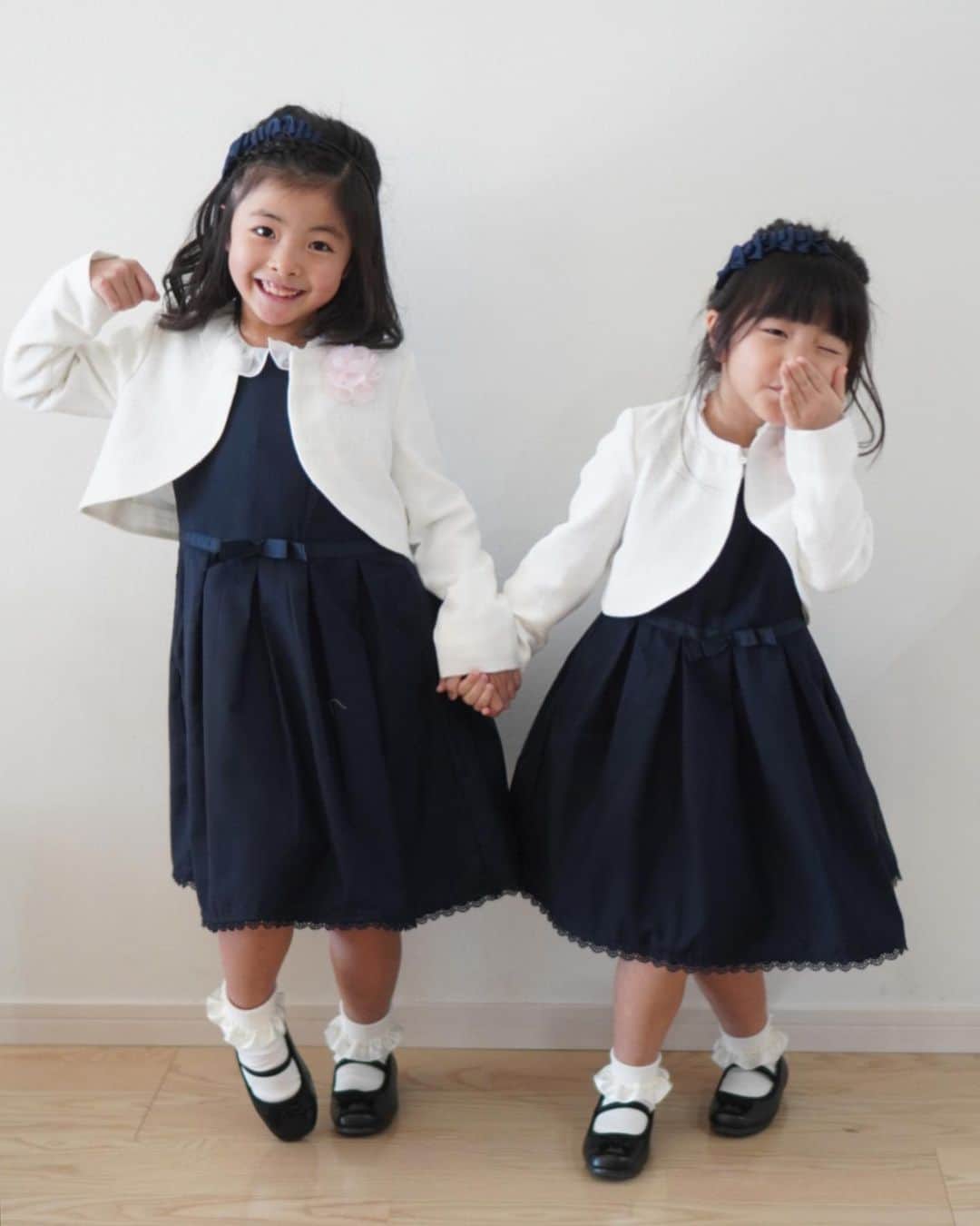 mocchiのインスタグラム：「2020.02.13 こんばんは🌝 ・ ・ @branshes のキメ服シリーズをGET♥️ ・ ・ 上着を脱いだらこんな感じ！ スワイプ👉 ・ 中に着てるブラウスが可愛い♥️ ・ ・ 4月にいとこの結婚式も入学式もあるから、両方使えるから良さそうだよね♥️ ・ ・ 靴下も靴も全部#ブランシェス で見つけたよん✨ ・ ・ @gyugyugyu_lme のベージュが出てたよー！！ ・ ベージュのが服の下に着てても透けにくいから、あたしはベージュのが好きかも✨ ・ ・ 履きすぎてちょっと緩くなってきてたから、ベージュに買い換え☺️ ・ ・ #入学式#入学式コーデ#入学式ファッション#結婚式#結婚式コーデ#結婚式」