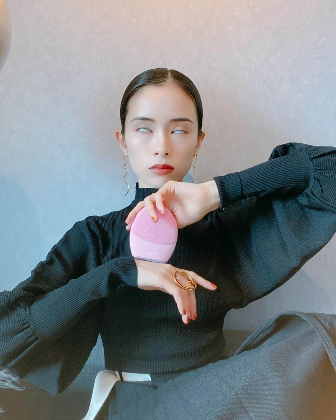 尾崎紗代子さんのインスタグラム写真 - (尾崎紗代子Instagram)「. この間のおブスな @foreo_jp スウェーデン　のIGTV動画が まさかのご好評を頂けたので浮かれて FOREOを浮かせてみました(?) . 改めて使い方の復習動画も作ってみたので 横にスワイプ→💨 . 肌の汚れもしっかり落とせる上に トリートメント中は心地よい振動に うっとり。 子供達が寝た後によく使うんだけど 凄く落ち着く時間になってます。 . #LUNA3 #FOREO #スキンケア #毛穴ケア #PR @foreo_jp ( https://foreo.se/dcbd )」2月13日 19時16分 - osayo_osayo