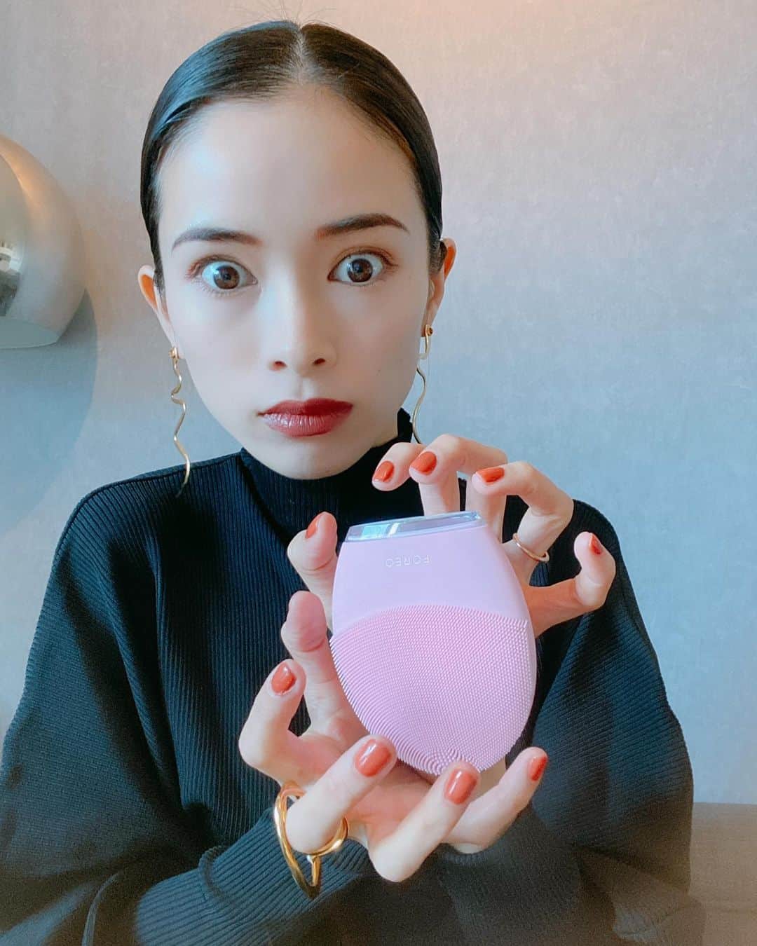 尾崎紗代子さんのインスタグラム写真 - (尾崎紗代子Instagram)「. この間のおブスな @foreo_jp スウェーデン　のIGTV動画が まさかのご好評を頂けたので浮かれて FOREOを浮かせてみました(?) . 改めて使い方の復習動画も作ってみたので 横にスワイプ→💨 . 肌の汚れもしっかり落とせる上に トリートメント中は心地よい振動に うっとり。 子供達が寝た後によく使うんだけど 凄く落ち着く時間になってます。 . #LUNA3 #FOREO #スキンケア #毛穴ケア #PR @foreo_jp ( https://foreo.se/dcbd )」2月13日 19時16分 - osayo_osayo