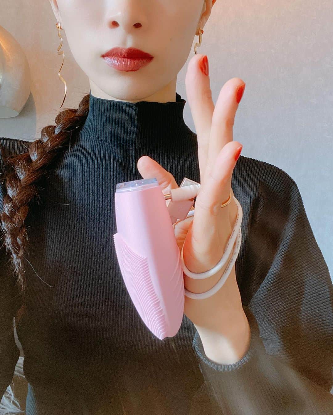 尾崎紗代子さんのインスタグラム写真 - (尾崎紗代子Instagram)「. この間のおブスな @foreo_jp スウェーデン　のIGTV動画が まさかのご好評を頂けたので浮かれて FOREOを浮かせてみました(?) . 改めて使い方の復習動画も作ってみたので 横にスワイプ→💨 . 肌の汚れもしっかり落とせる上に トリートメント中は心地よい振動に うっとり。 子供達が寝た後によく使うんだけど 凄く落ち着く時間になってます。 . #LUNA3 #FOREO #スキンケア #毛穴ケア #PR @foreo_jp ( https://foreo.se/dcbd )」2月13日 19時16分 - osayo_osayo