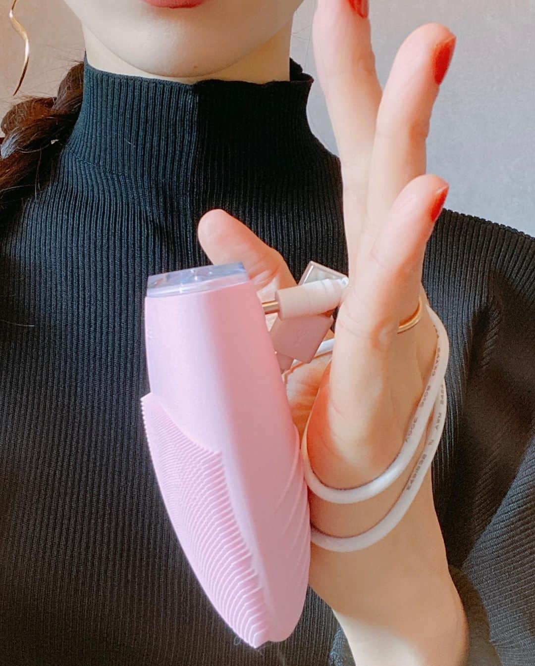 尾崎紗代子さんのインスタグラム写真 - (尾崎紗代子Instagram)「. この間のおブスな @foreo_jp スウェーデン　のIGTV動画が まさかのご好評を頂けたので浮かれて FOREOを浮かせてみました(?) . 改めて使い方の復習動画も作ってみたので 横にスワイプ→💨 . 肌の汚れもしっかり落とせる上に トリートメント中は心地よい振動に うっとり。 子供達が寝た後によく使うんだけど 凄く落ち着く時間になってます。 . #LUNA3 #FOREO #スキンケア #毛穴ケア #PR @foreo_jp ( https://foreo.se/dcbd )」2月13日 19時16分 - osayo_osayo