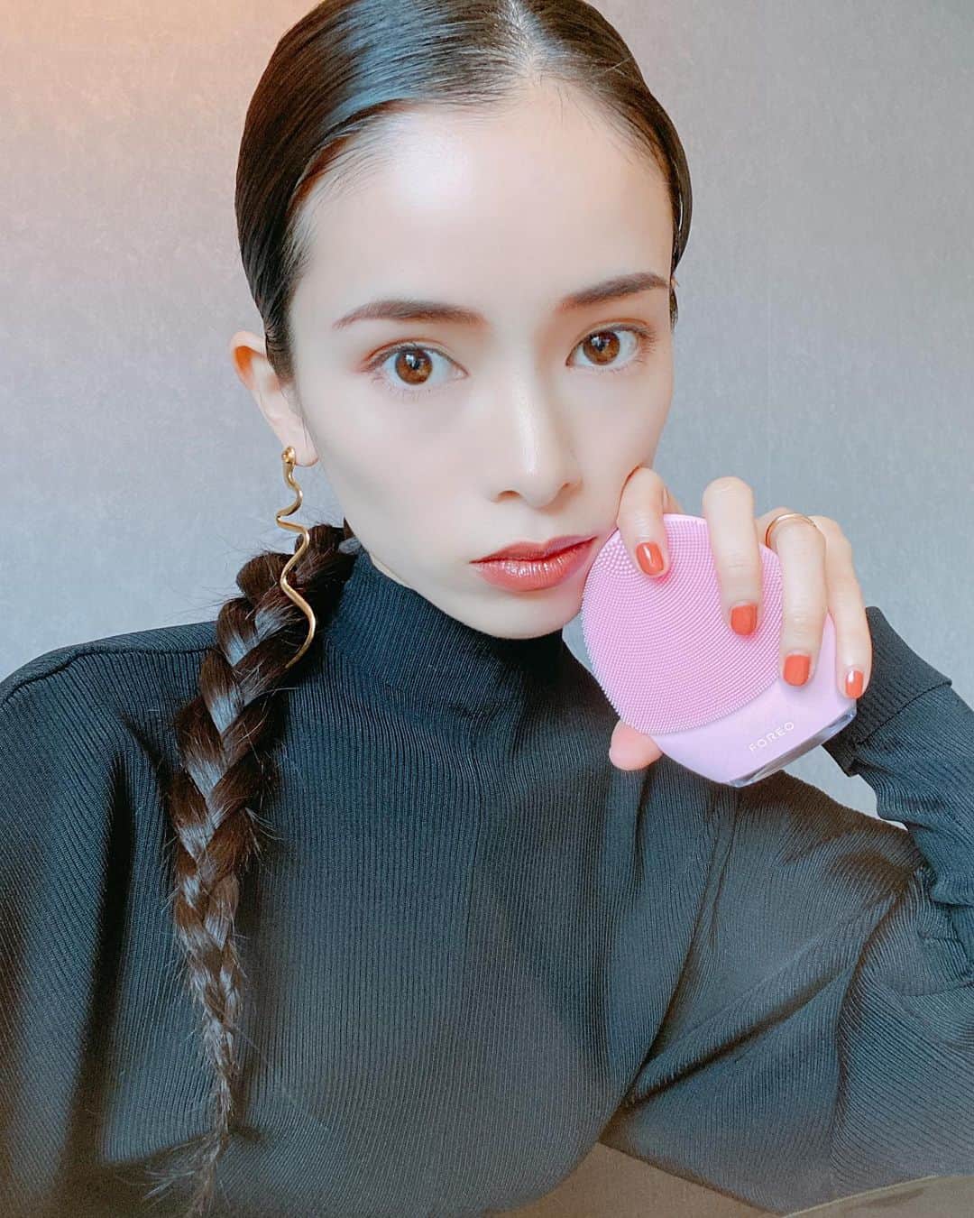 尾崎紗代子さんのインスタグラム写真 - (尾崎紗代子Instagram)「. この間のおブスな @foreo_jp スウェーデン　のIGTV動画が まさかのご好評を頂けたので浮かれて FOREOを浮かせてみました(?) . 改めて使い方の復習動画も作ってみたので 横にスワイプ→💨 . 肌の汚れもしっかり落とせる上に トリートメント中は心地よい振動に うっとり。 子供達が寝た後によく使うんだけど 凄く落ち着く時間になってます。 . #LUNA3 #FOREO #スキンケア #毛穴ケア #PR @foreo_jp ( https://foreo.se/dcbd )」2月13日 19時16分 - osayo_osayo