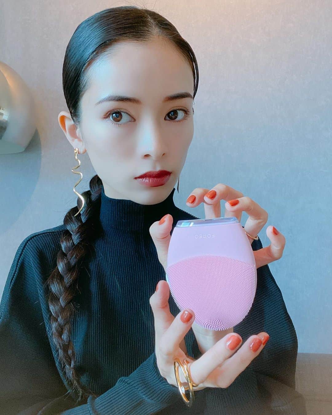 のインスタグラム：「. この間のおブスな @foreo_jp スウェーデン　のIGTV動画が まさかのご好評を頂けたので浮かれて FOREOを浮かせてみました(?) . 改めて使い方の復習動画も作ってみたので 横にスワイプ→💨 . 肌の汚れもしっかり落とせる上に トリートメント中は心地よい振動に うっとり。 子供達が寝た後によく使うんだけど 凄く落ち着く時間になってます。 . #LUNA3 #FOREO #スキンケア #毛穴ケア #PR @foreo_jp ( https://foreo.se/dcbd )」
