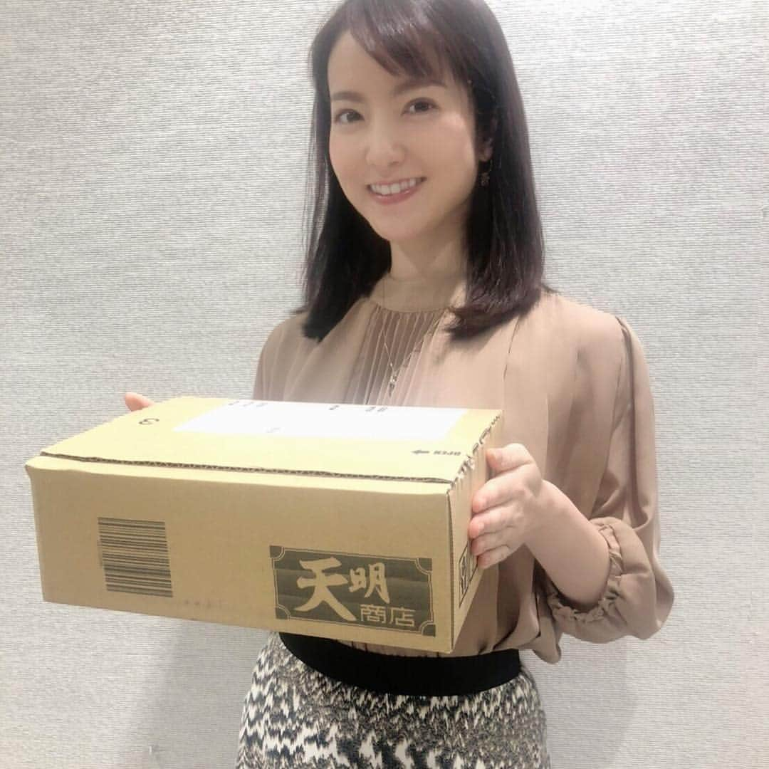 天明麻衣子さんのインスタグラム写真 - (天明麻衣子Instagram)「今朝の日経モーニングプラスFTで、日立物流のECプラットフォームセンターでのロケを放送しました😉  実際に発送に使う箱に天明商店のロゴを印字してもらいました！中小のEC事業者も使いやすいシステムで、私もすぐ天明商店始められそうでした✨  #日経モーニングプラスft #bsテレ東 #ロケ #日立物流 #ec #天明商店#何を売ろうかな」2月13日 19時17分 - maiko_temmei