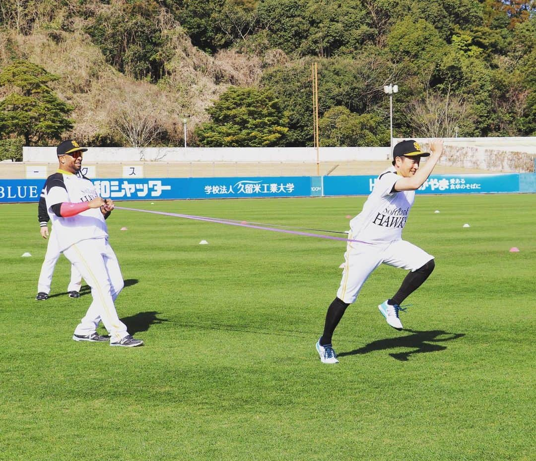 福岡ソフトバンクホークスさんのインスタグラム写真 - (福岡ソフトバンクホークスInstagram)「#宮崎春季キャンプsupportedbyjwave #第3クール3日目 #何語でしょう#今宮健太#モイネロ #うまし#真砂勇介 #特打後#柳町達#砂川リチャード #ター○ネーター#千賀滉大 #物想ひ#笠谷俊介 #全然進んでませんでした#ナイスコンビ#川島慶三#バレンティン #ミスド#うまし#柳田悠岐 #softbankhawks #ホークス #s15」2月13日 19時10分 - softbankhawks_official