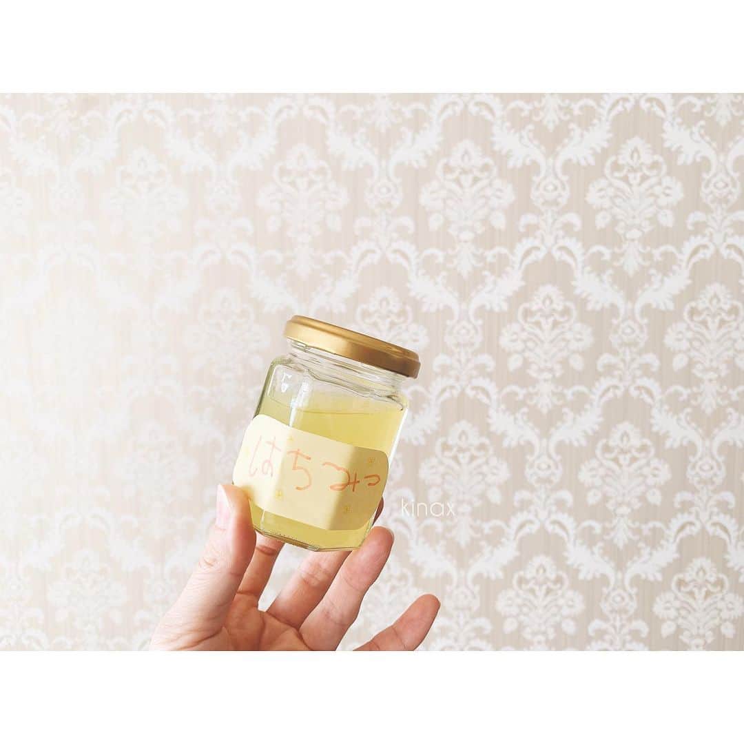 kinaxのインスタグラム：「. good evening(๑′ᴗ‵๑)☀in Japan, and good morning, good afternoon, good night for world friends! . 今日は雨で寒いなぁーと思っていたけど 天気予報通り、お昼過ぎからは暑いくらいだったよ☀️ . 天気予報士さんってすごいね！ . . さてさて今日は、幼稚園のお店屋さんごっこへ🎪 . 手作りおもちゃのお祭り屋台や アクセサリーやさんや お蕎麦&丼屋さんなどなどある中で むちこさんは指輪とか選ぶかなー？と見ていたら 迷わずこちらの蜂蜜を🍯 . 中身はスライムなんだけど 手書きラベルがかわいすぎるʕ •́؈•̀ ₎♡ . . むちこさんは結構、コレと決めたら 迷わないので 目移りもせず、嬉しそうに蜂蜜を抱えていましたʕ •́؈•̀ ₎♡ . 楽しくてなにより♡ . . そんなこんなで 写真を見返していたら懐かしくなったので 2枚目は、ウチに来た日のルナ&ソル🐈 . きなちゃんに向かってシャーしているところ。 . 小さいねぇーʕ •́؈•̀ ₎♡ 本当わんこもにゃんこも、 あっという間におっきくなるねぇ。 . . ではではみんなもいい夢みてねー💤 . . #親バカ部 #猫バカ部 #ねこすたぐらむ #保護猫 #ルナとソル #パステル兄弟 #怒ってもかわいい #はちみつ色のスライム #かわいい #ロープバスケット #楽天roomに載せてます #roomインフルエンサー @room_rakuten #もう1匹しか入れない #大きくなったね  2020/02/13」