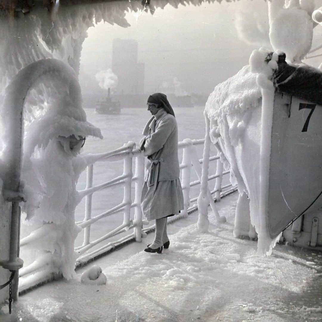 ニューヨーク・タイムズさんのインスタグラム写真 - (ニューヨーク・タイムズInstagram)「This passenger arriving in New York in 1927 was met with a rather cold reception. “Returning aboard the France, which arrived in the midst of the recent cold wave with decks covered with ice,” The New York Times reported at the time, she bundled up in a few extra layers to survey the frozen isle of Manhattan. The SS Île de France was a French ocean liner, which made its maiden voyage on June 22, 1927. The ship’s art deco decor made it popular with hip, affluent travelers crossing between the continents. It was even immortalized in song by Ginger Rogers, who, in the film “Swing Time,” sang to Fred Astaire that he was “just as hard to land as the Île de France.” (Ella Fitzgerald’s version of the song, “A Fine Romance,” left out the line about the ship.) In 1939, the ocean liner was the last civilian ship to leave France before the start of World War II, shuttling 1,777 passengers, many of them American tourists, out of Le Havre just hours before the country declared war on Germany. After a stint as a wartime prison ship, in 1945 the Île de France returned to civilian duty, and to the cultural scene: The first part of the 1949 Broadway musical “Gentlemen Prefer Blondes” takes place on its decks. Visit @nytarchives for more vintage photos. Photo by The New York Times. #tbt」2月13日 19時15分 - nytimes