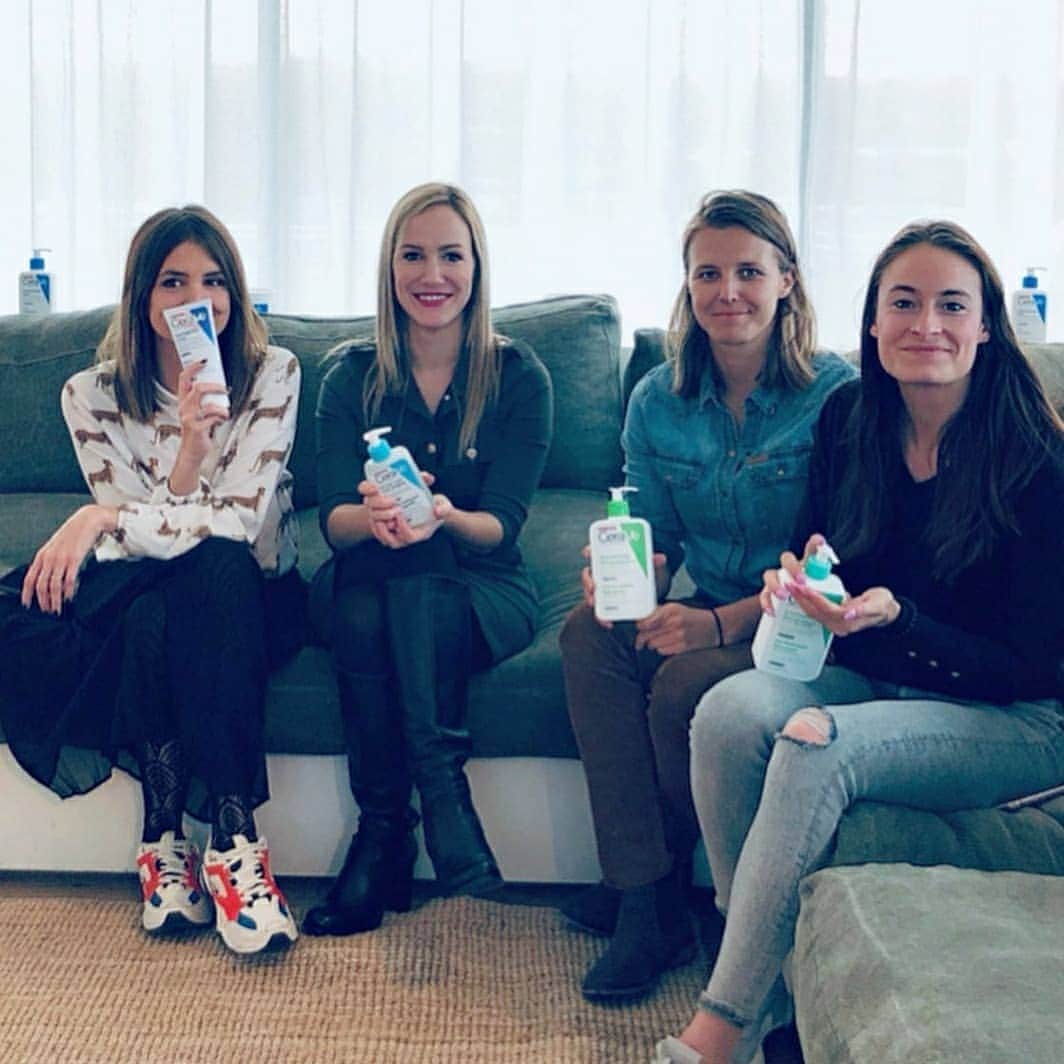 キルステン・フリプケンスのインスタグラム：「As a tennisplayer I am showering everyday so need to take good care of my skin with my @cerave_be skin care products 🥰  #CeraVeBEAmbassador  #CeraVeBE  #ad #DevelopedWithDerms  #Ceramides」