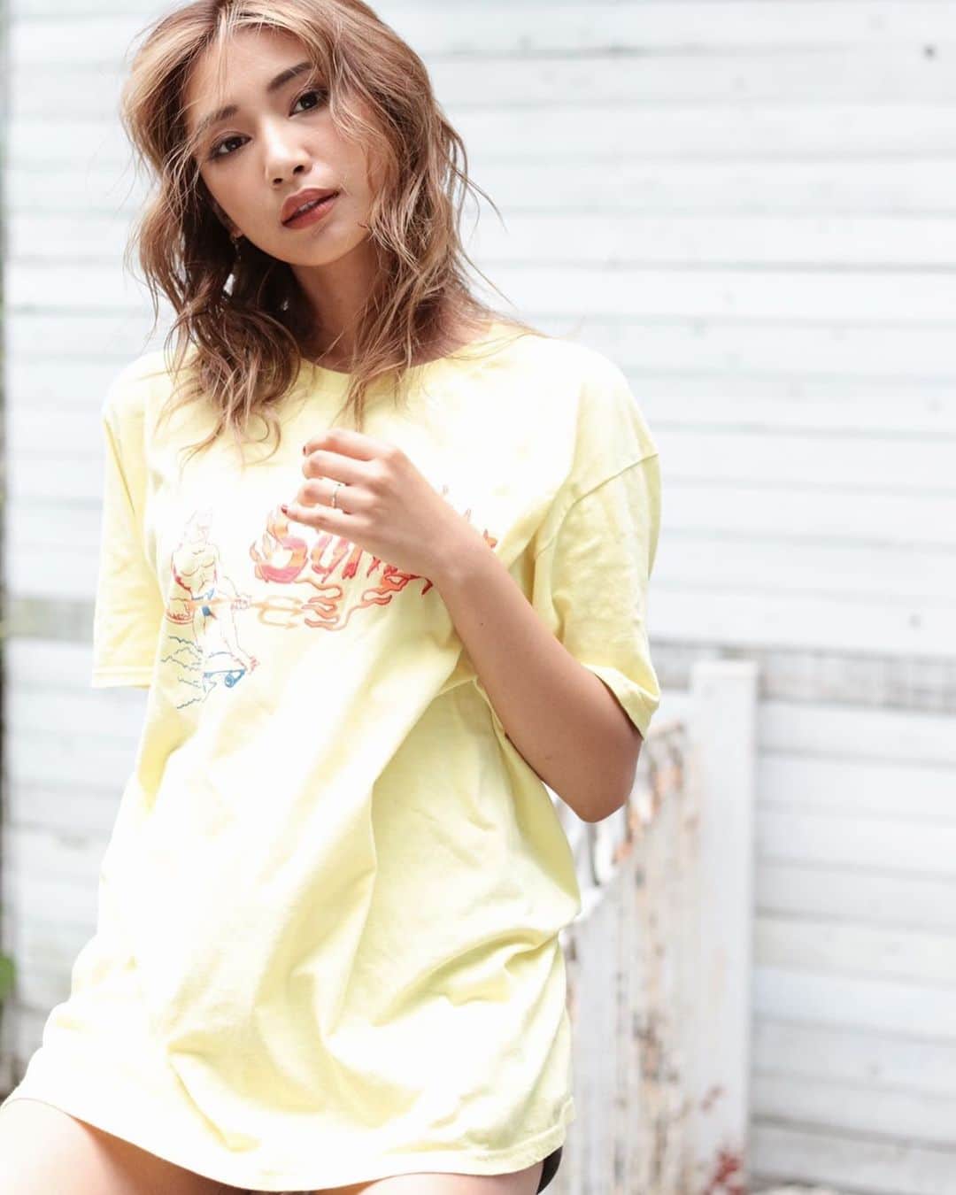 新井ニーニャのインスタグラム：「🌈﻿ ﻿ ﻿ ＂自分らしく＂を見つけられてない私。﻿ ﻿ 多分自分への優先順位が低いから﻿ なんだと思う。﻿ ﻿ このお洋服欲しいなぁと思っても﻿ 諦めて食費に回したくなるし﻿ このコスメ欲しいなぁと思っても﻿ 諦めて家族のお出かけに使いたくなるし﻿ ﻿ 多分、根っからのケチ😃笑﻿ ﻿ ﻿ ﻿ 理想は、自分が心から﻿ 『楽しい！やりがいがある！幸せ』﻿ と思える仕事をして﻿ 心に余裕のある生活をすること🌹﻿ ﻿ ﻿ その為にはやっぱりある程度﻿ 自分の心の中の意見に目を向けて﻿ ゆっくりでも良いから、感情やセンスを﻿ 抽出していきたいなぁ〜。﻿ ﻿ ﻿ ﻿ #なんの話﻿ ﻿ #美容室に行くにも﻿ #罪悪感を感じるタイプ﻿ #インポスター症候群﻿ #女性やママに多いらしい﻿ #改善策を自分の経験を元に探してます」