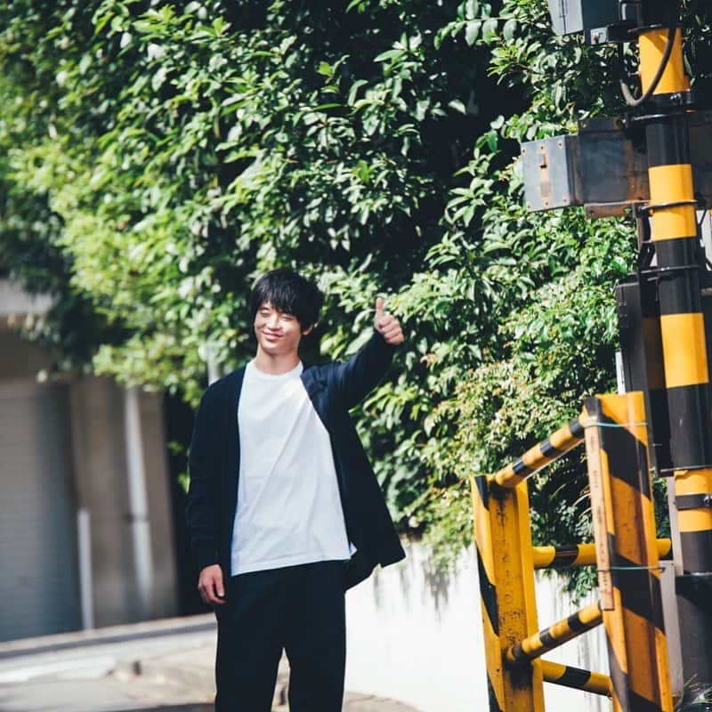 すしらーめん《りく》のインスタグラム：「電車を素手でヒッチハイクする漢 #いたずらの魔法 ★小栗旬さんの顔に差し替えてくださいと編集の人に頼んでみたものの、「先方の事務所の許可が絶対に取れない」と、マジレスで却下される」