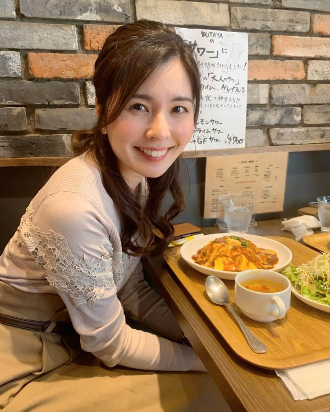 和田奈美佳のインスタグラム：「事務所にて打ち合わせday😊 今日のランチは大好きなオムライスを選択❣️ ペロリと食べてしまいました🤤 写真はマネージャーさんに撮って頂きました。 . . #明日は　#バレンタインですね　#自分用に #チョコを買いました #笑」