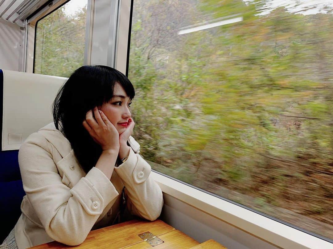 のインスタグラム：「1枚目なぞに車内の私ですみません。笑笑 会津鉄道編つづきー(❁´ω`❁) 🛤 塔のへつりを満喫したあとは！ のんびりとお散歩しながら駅へと再び向かいました(^ ^) 2-4枚目: まさに日本の里山の景色····· のどかな景色に心が癒されました🥺✨ 5-6枚目: やってきた車両は福のしまラッピング車両と、なにラッピングなのか分からなかったAT551の二両編成でした🥺 絵本みたいで可愛かった✨ 誰か知ってる方教えてください(❁´ω`❁) 🛤 7-9枚目: 塔のへつり駅をでたら3駅先の大川ダム公園駅へ·····^^* ふとみると阿賀川そして大川ダムの絶景が広がっていました(●︎´▽︎`●︎)おもわずぱしゃぱしゃ。 10枚目: そして会津鉄道2駅目！ 大川ダム公園駅に到着です♡ つづく(*´∀｀*) #会津鉄道  #ローカル線の旅  #ローカル線の駅  #ローカル線ぶらり旅  #japan_of_insta  #日本の風景」