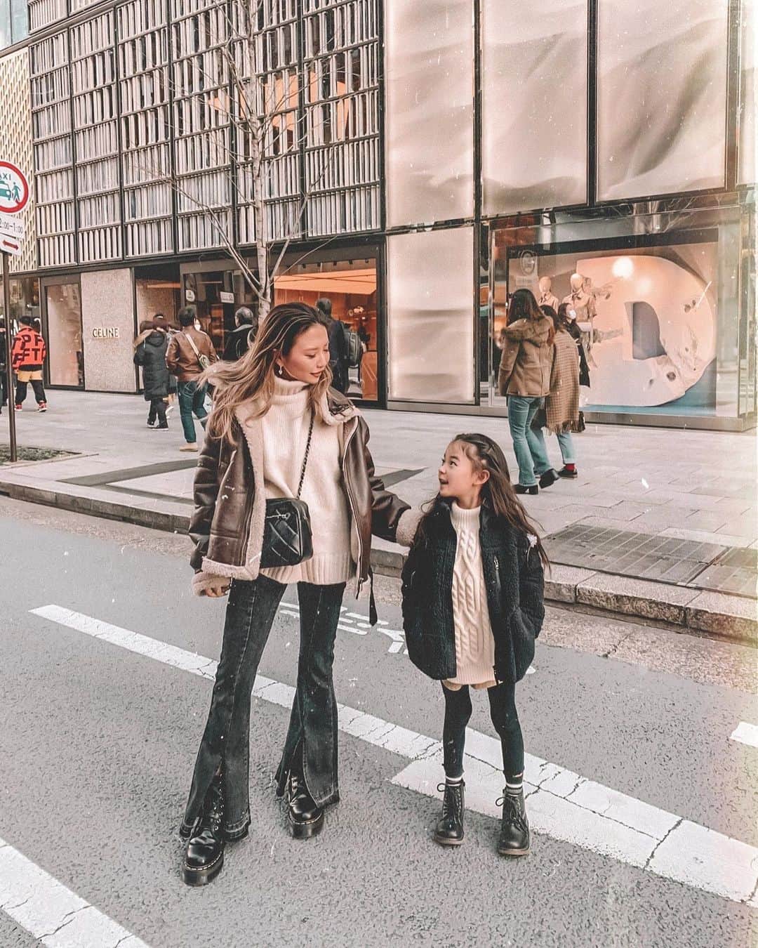 ✷kana✷さんのインスタグラム写真 - (✷kana✷Instagram)「🍴day off👠 . . いつもとちょっと方向変えて銀座♡ 10年後も20年後も30年後も、、 一緒にお買い物とかいってくれる 娘でいてほしいー🥺 . あ、この日のフレアパンツ、 @seiko.nm のとこの一目惚れ♡ 欲しかったブラックデニム！ スリットが可愛くて美脚効果😭 . #親子コーデ」2月13日 19時35分 - xxkana513xx