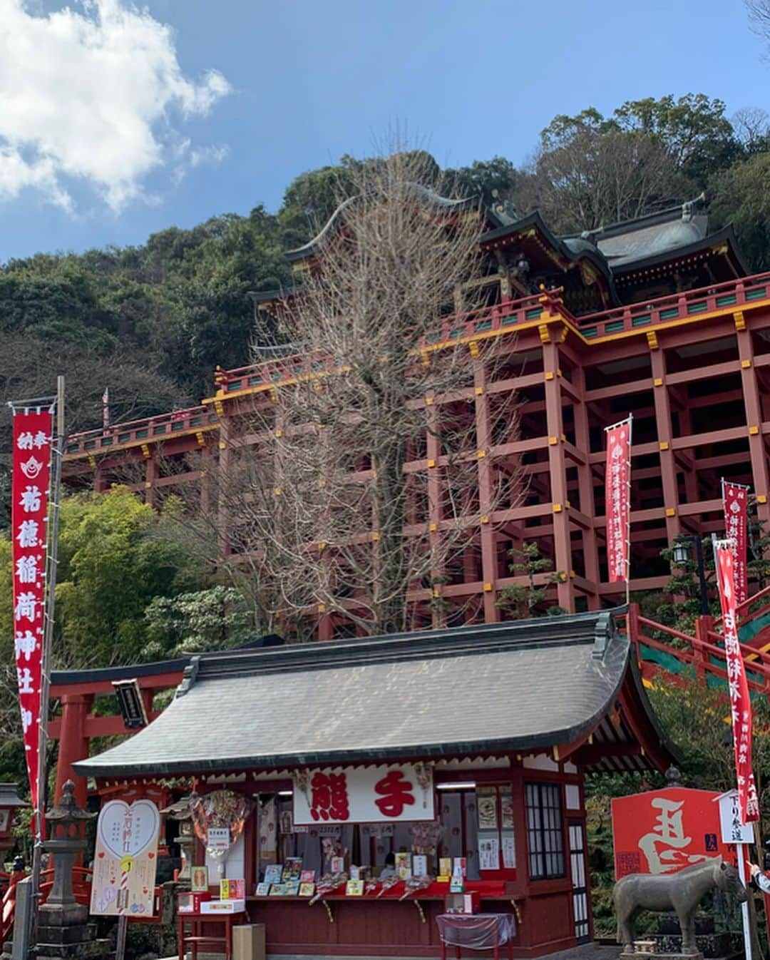 ちとせよしのさんのインスタグラム写真 - (ちとせよしのInstagram)「祐徳稲荷神社に行ってきました︎︎︎︎⛩ 建物の色遣いが鮮やかでとっても綺麗だったなぁ✨ 長い石段の上にある奥の院まで登ってきたよん！ 空気が澄んでて上からの景色も素敵でした🙌🏻 登るの大変なので、行かれる方はスニーカーをおすすめします！👟笑 そして今年2回目のおみくじも大吉で超はっぴー！！(〃´-`〃)♡ 桜の季節がさらに綺麗らしいのでまた春に行きたい〜🌸 ・ ・ ・ #selfie #saga #kashima  #セルフィー #佐賀 #佐賀県 #鹿島市 #祐徳稲荷神社 #神社」2月13日 19時36分 - chitose_yoshino