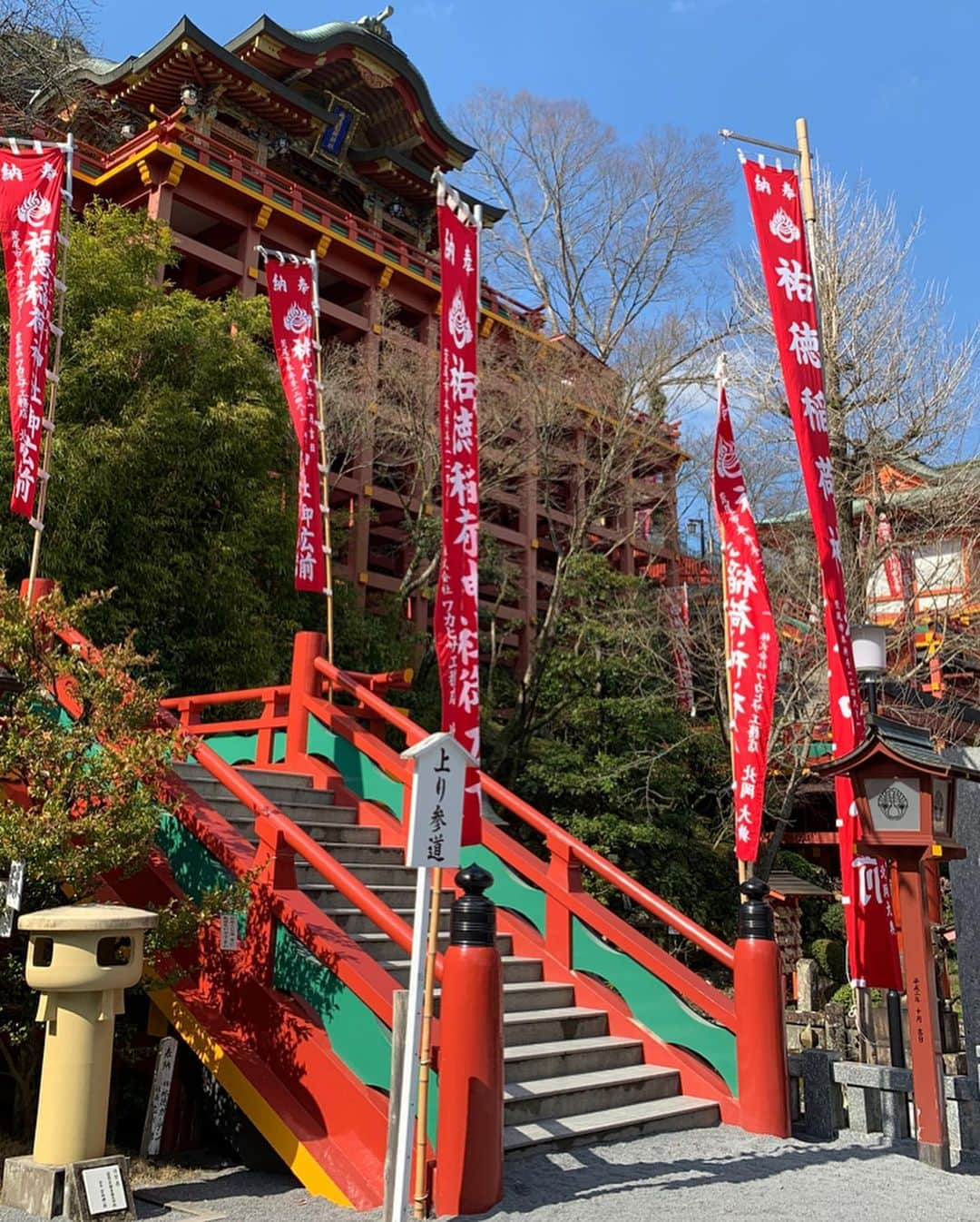 ちとせよしのさんのインスタグラム写真 - (ちとせよしのInstagram)「祐徳稲荷神社に行ってきました︎︎︎︎⛩ 建物の色遣いが鮮やかでとっても綺麗だったなぁ✨ 長い石段の上にある奥の院まで登ってきたよん！ 空気が澄んでて上からの景色も素敵でした🙌🏻 登るの大変なので、行かれる方はスニーカーをおすすめします！👟笑 そして今年2回目のおみくじも大吉で超はっぴー！！(〃´-`〃)♡ 桜の季節がさらに綺麗らしいのでまた春に行きたい〜🌸 ・ ・ ・ #selfie #saga #kashima  #セルフィー #佐賀 #佐賀県 #鹿島市 #祐徳稲荷神社 #神社」2月13日 19時36分 - chitose_yoshino