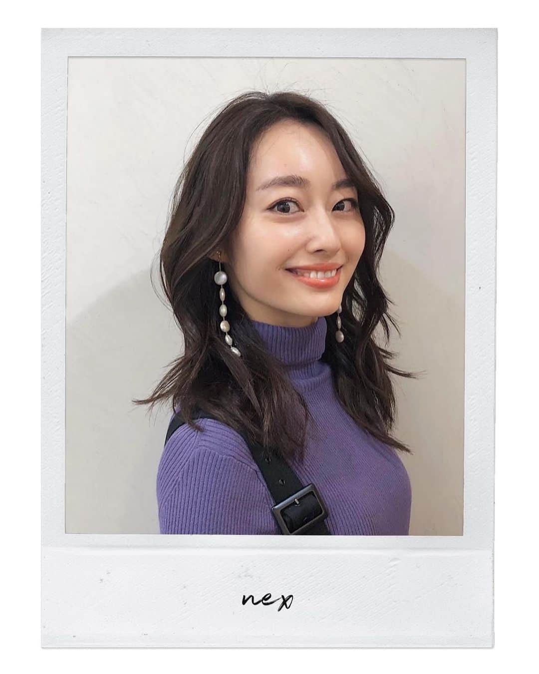 小祝麻里亜のインスタグラム：「3年前にベリーショートにしてから、やっとロングヘアになりました🙆‍♀️ でもロングヘアに髪色ダークトーン×前髪無しだと、すごく重くなるのが悩みで🙄🙄 相談した結果、髪色を暗くしたんだけど、ハイライトを上品に入れてもらいました☺️💕 ． いつもワンカラーでハイライトとは無縁だったのですが、動きが出て最高です。はまっちゃいました。笑 ． いつもヘアカラーについて何も言ってこない旦那も(たぶん変わった事にあまり気がつかない)髪型に動きでたね！っと珍しく反応してくれましたとさ👌😊❤️ ＿＿＿＿＿＿＿＿＿＿＿＿ #ヘアカラー #カラーリング #ヘアスタイル #ハイライト #染髮 #長髮 #髪型 #hairstyle #haircolor #instagood #hairtreatment  #헤어스타일#머리 #염색 #옷스타그램 #얼스타그램  #สีผม #ผมยาว」