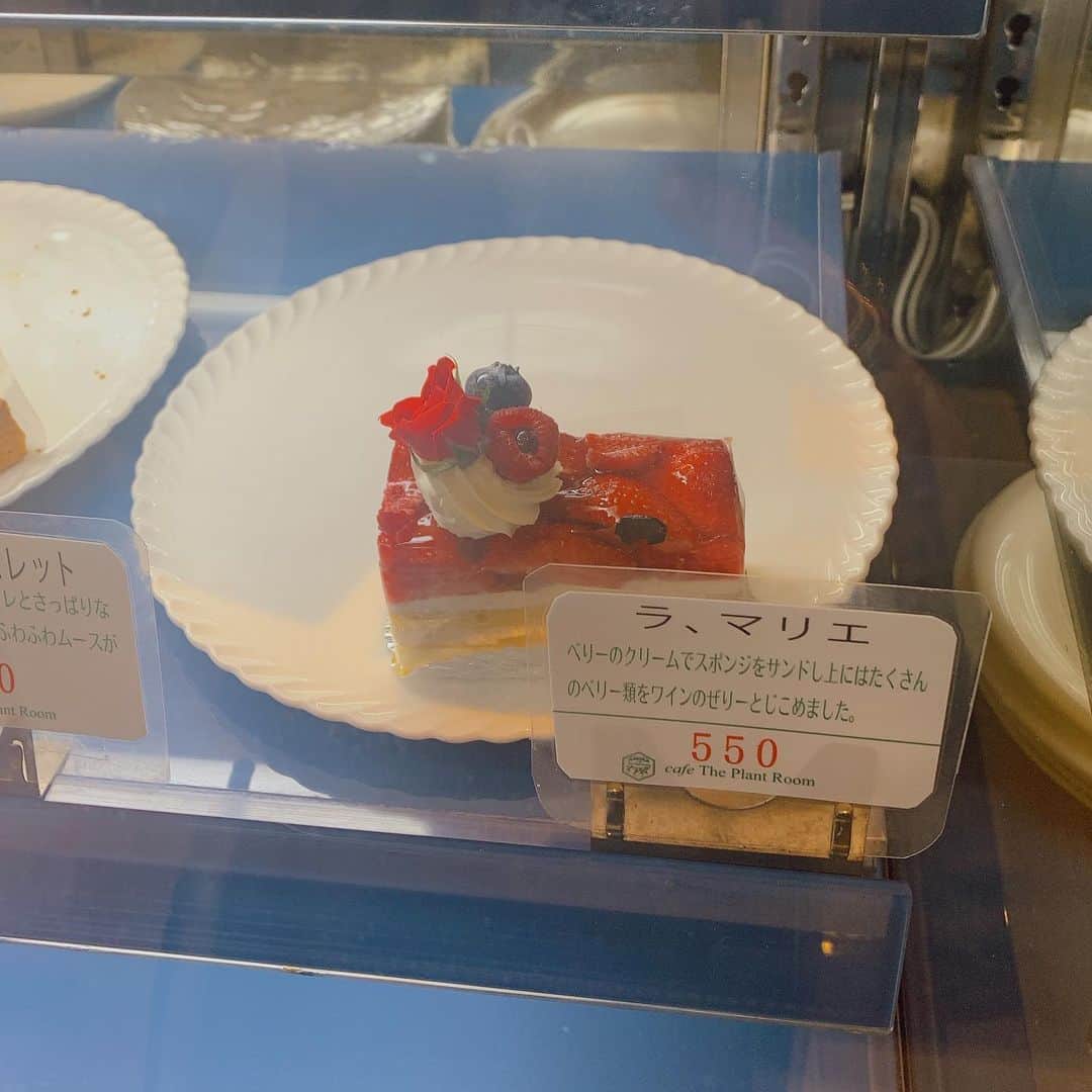 植田真梨恵さんのインスタグラム写真 - (植田真梨恵Instagram)「JOKERみたいなピエロがいっぱいいる喫茶店 自分と同じ名のケーキを食べた」2月13日 19時39分 - u_e_d_a_m_a_r_i_e