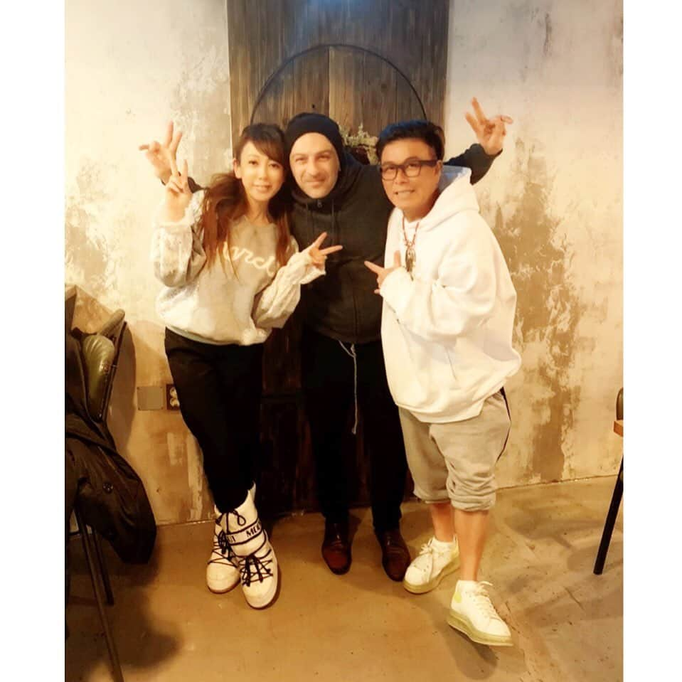 大原かおりさんのインスタグラム写真 - (大原かおりInstagram)「韓国でイタリアン🇰🇷🇮🇹 アパレルの大先輩のマーキーさん @markysakai が 同じタイミングで韓国出張に来ていたのでご飯に連れて行ってもらいました😋🍴 ⑅◡̈⑅ 韓国出張もビジネスクラスで行き来するバブリー先輩〜🥰💵 お店はアックジョンにある『IL MURETTO』 ジローラモさんオススメのイタリアンだよ🇮🇹 ナポリ出身のシェフbiagioの料理は、本場イタリアそのもので全てのお料理が最高に美味しかったです😍❣️ ⑅◡̈⑅ イタリア人と韓国人のスタッフしかいないので、日本語は全く通じないですが、メチャクチャ美味しいのでオススメです🤗💖 ⑅◡̈⑅ ご飯終わりで明洞に移動して…もちろん深夜まで飲みましたー😆🇰🇷 グルメな人とのお食事は楽しいなっ❣️ マーキーご馳走様でした🎶 ⑅◡̈⑅ 🇮🇹IL MURETTO🇮🇹 🏢 강남구 논현로157길 33 1층 ・ #韓国出張 #気分は #韓国旅行 #マーキー #大先輩 #出張被った #ナイスタイミング #韓国でイタリアン #ソウル #アックジョン #狎鴎亭 #江南  #ジローラモ さん#おすすめイタリアン #ILMURETTO #chef #biagio #トリュフ #大好物 #美味しかった #マシソッソヨ #😋 #🇮🇹 #🍷 #한국 #서울 #강남구 #강남 #맛있었다 #🇰🇷」2月13日 19時41分 - oharagaori_otty