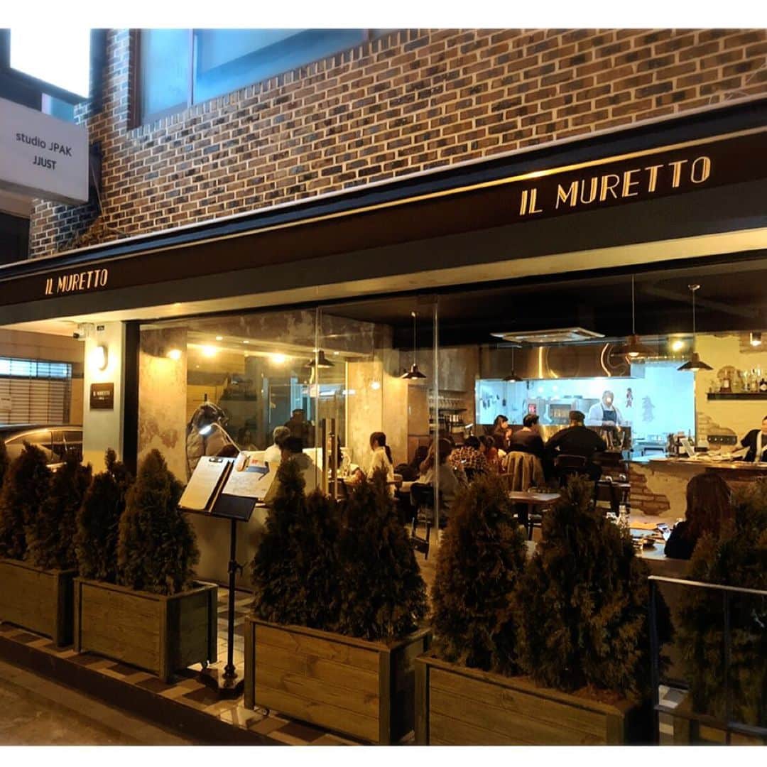 大原かおりさんのインスタグラム写真 - (大原かおりInstagram)「韓国でイタリアン🇰🇷🇮🇹 アパレルの大先輩のマーキーさん @markysakai が 同じタイミングで韓国出張に来ていたのでご飯に連れて行ってもらいました😋🍴 ⑅◡̈⑅ 韓国出張もビジネスクラスで行き来するバブリー先輩〜🥰💵 お店はアックジョンにある『IL MURETTO』 ジローラモさんオススメのイタリアンだよ🇮🇹 ナポリ出身のシェフbiagioの料理は、本場イタリアそのもので全てのお料理が最高に美味しかったです😍❣️ ⑅◡̈⑅ イタリア人と韓国人のスタッフしかいないので、日本語は全く通じないですが、メチャクチャ美味しいのでオススメです🤗💖 ⑅◡̈⑅ ご飯終わりで明洞に移動して…もちろん深夜まで飲みましたー😆🇰🇷 グルメな人とのお食事は楽しいなっ❣️ マーキーご馳走様でした🎶 ⑅◡̈⑅ 🇮🇹IL MURETTO🇮🇹 🏢 강남구 논현로157길 33 1층 ・ #韓国出張 #気分は #韓国旅行 #マーキー #大先輩 #出張被った #ナイスタイミング #韓国でイタリアン #ソウル #アックジョン #狎鴎亭 #江南  #ジローラモ さん#おすすめイタリアン #ILMURETTO #chef #biagio #トリュフ #大好物 #美味しかった #マシソッソヨ #😋 #🇮🇹 #🍷 #한국 #서울 #강남구 #강남 #맛있었다 #🇰🇷」2月13日 19時41分 - oharagaori_otty