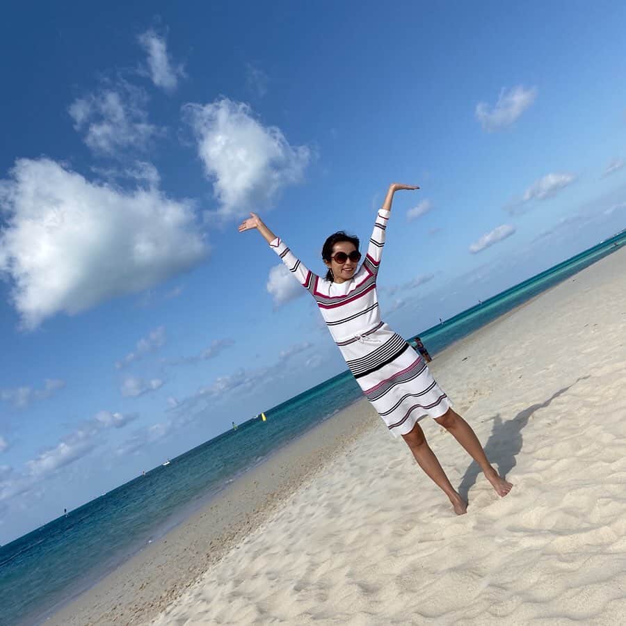 岩崎静羅さんのインスタグラム写真 - (岩崎静羅Instagram)「☺︎ 東洋一の美しさを誇る 与那覇前浜ビーーチ！！！ どこまでも続く白い砂浜に 3層の綺麗な青で作られる宮古ブルーの海^ ^ ほんっまに綺麗でしたよー 何はともあれ 久しぶりにゆっくり家族と過ごせて めちゃくちゃ楽しかったです^ ^ 宮古島旅行レポ、完！ * #155cm #宮古島観光 #宮古島 #沖縄 #旅レポ #家族旅行  #伊良部島 #beach #海 #宮古ブルー #観光 #siteseeing #南国 #南国リゾート#大人旅 #タビジョ #japan #japanese #happy #family #travel #journey」2月13日 19時42分 - seeeeiiiiraaaa
