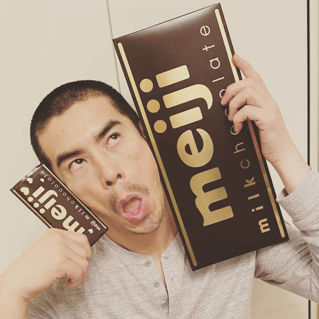 伊藤英明のインスタグラム：「明日はバレンタインデーと#病室で念仏を唱えないでください です。素敵な金曜日をお迎え下さい！#happyvalentinesday #bigchocolate」