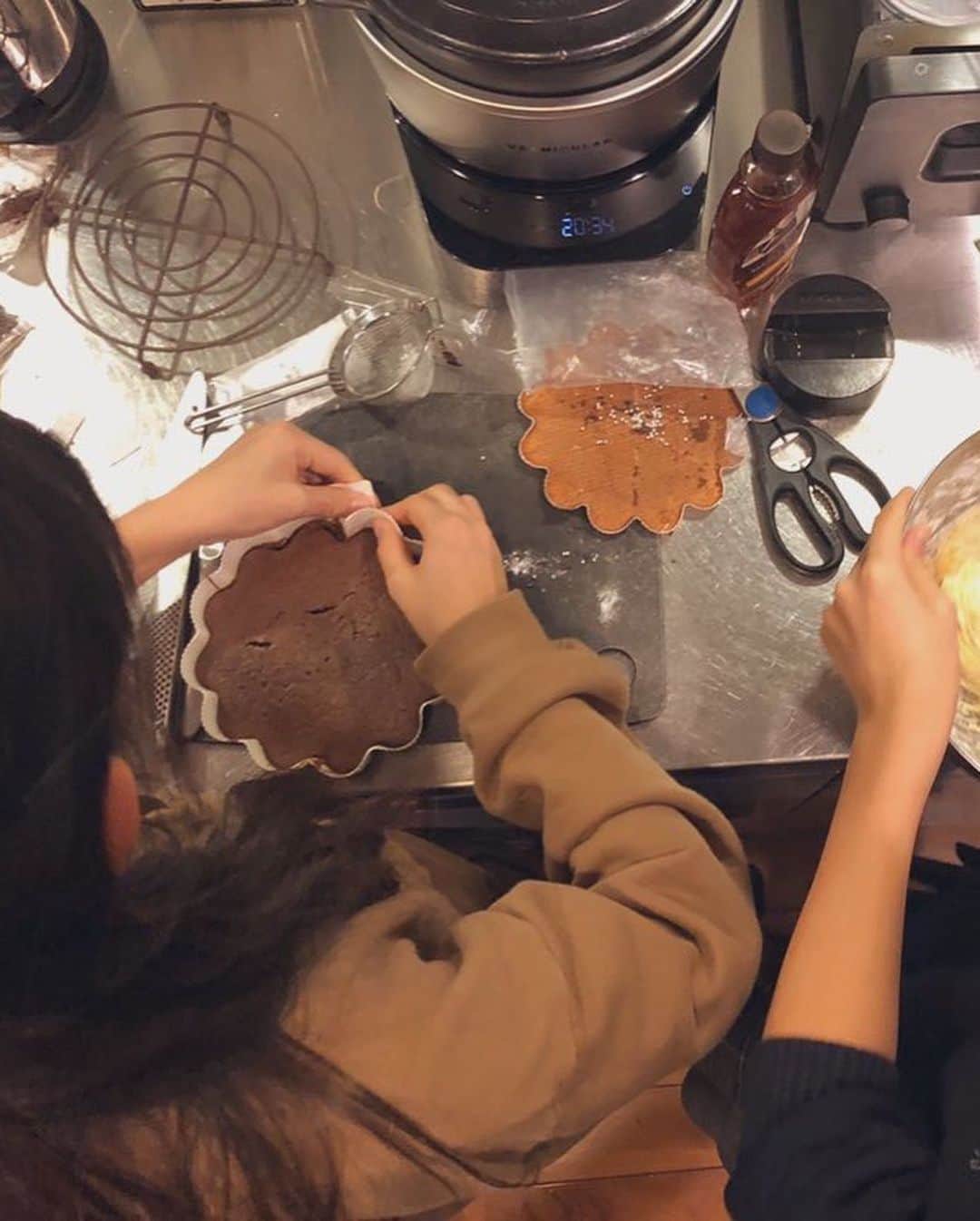 つるの剛士さんのインスタグラム写真 - (つるの剛士Instagram)「キッチンの女子たち何やら賑やか。。 めちゃくちゃ甘いんやが…  なにンタインデー？？ …  #全然待ってないよ #全然待ってないよ #全然待ってないよ」2月13日 19時51分 - takeshi__tsuruno