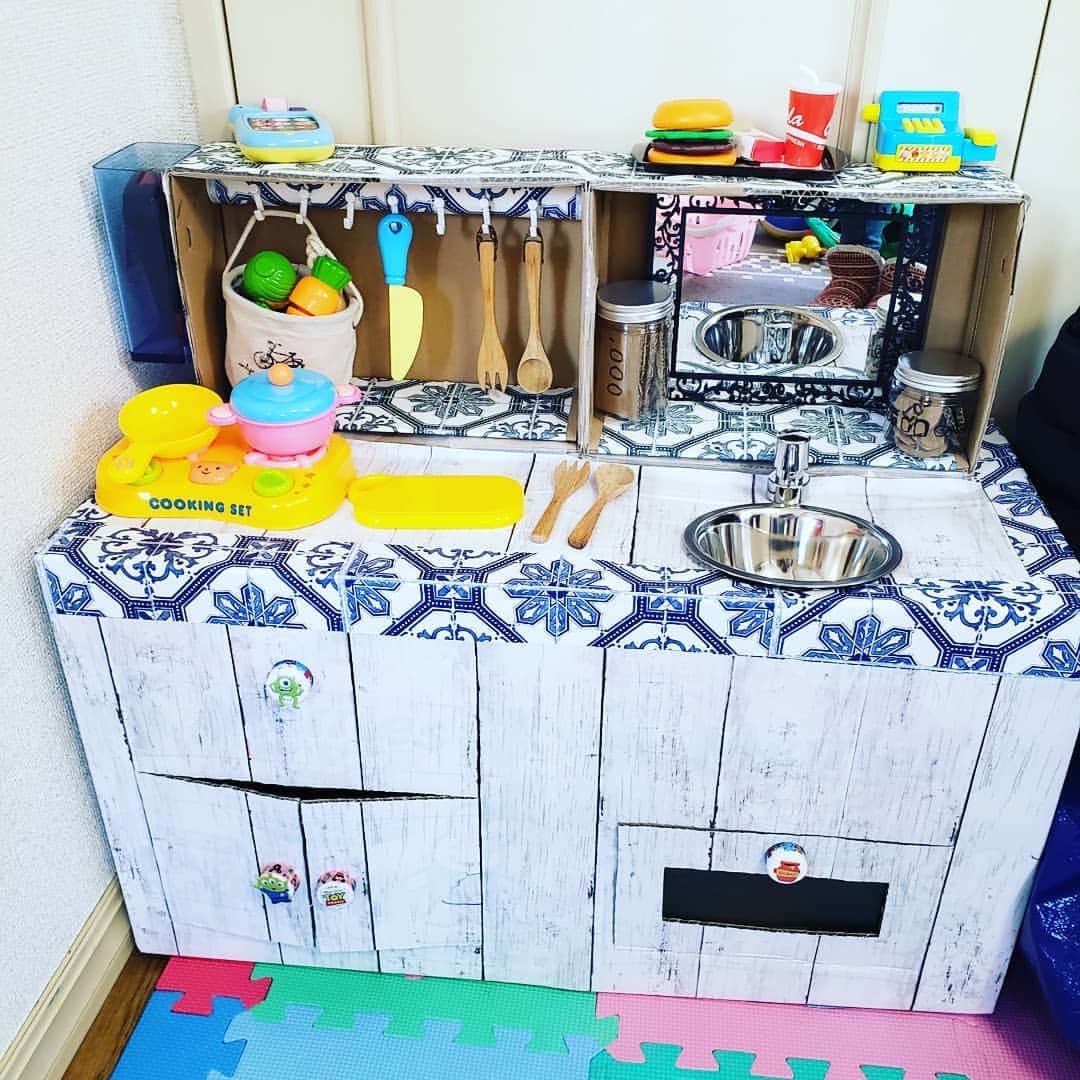 永里亜紗乃のインスタグラム：「手作り子どもキッチン💪 作り出したら止まらない‼ #初めての手作り #ダイソー #メリーズ の箱 #ハマる 親がね #こどものいる暮らし #1歳児」