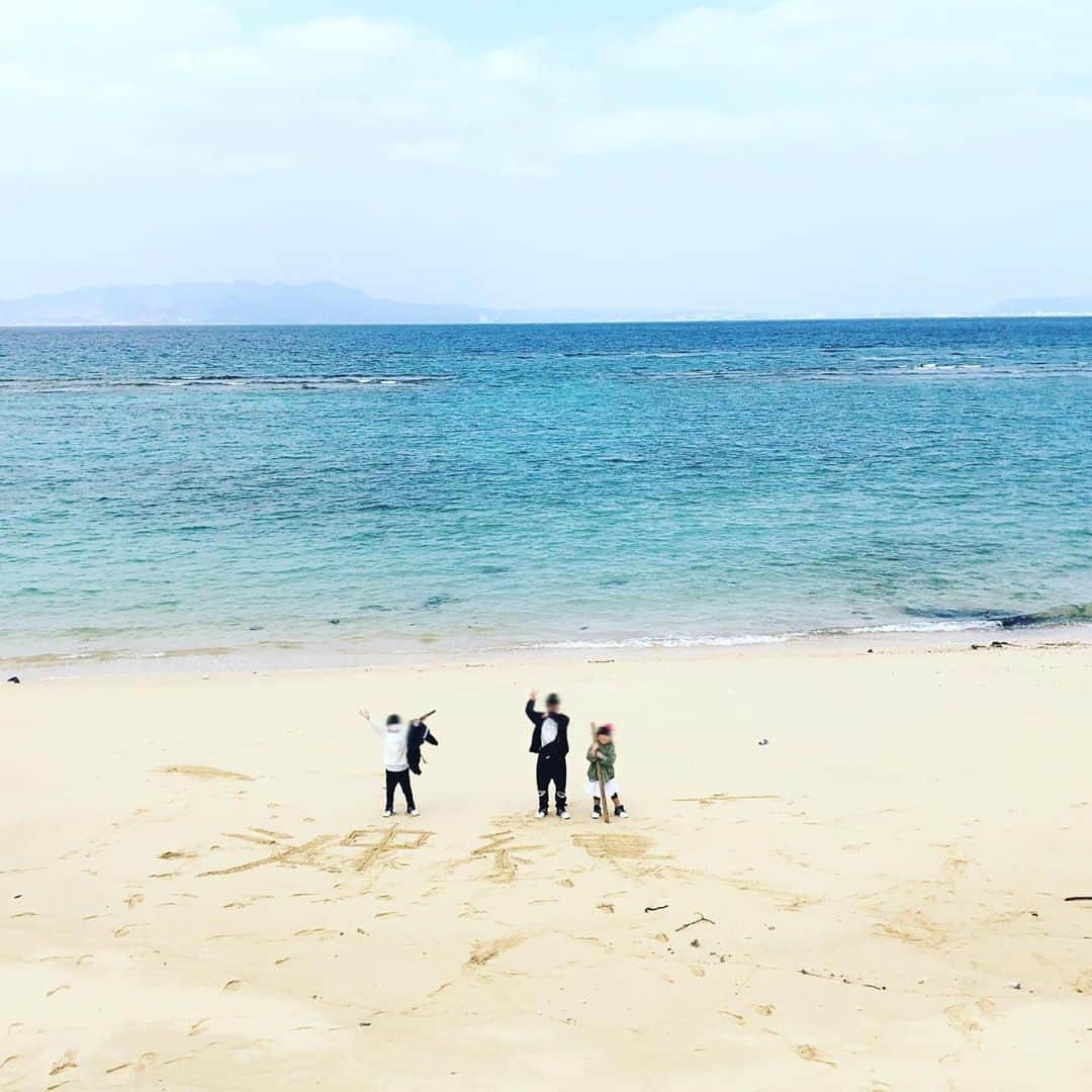 金子千尋さんのインスタグラム写真 - (金子千尋Instagram)「先日の休日、 セガレがおもむろに砂浜に文字を書き出し、セガーレとセガーーレがおもむろに寄って行き、おもむろにいかにも沖縄っぽい写真を撮る！ そして、その後おもむろにセガレの背後に走り寄ったら、逃げ出して休日にも関わらずおもむろに砂浜ダッシュをしてしまう🏃‍♂️💨 まだまだ小6には負けない36歳😏 #余談でした ． #先日の休日 #おもむろ #砂浜ダッシュ #🏃‍♂️💨 ． #きじむなぁ #タコライス #オムタコ」2月13日 20時06分 - kanekochihiro_official
