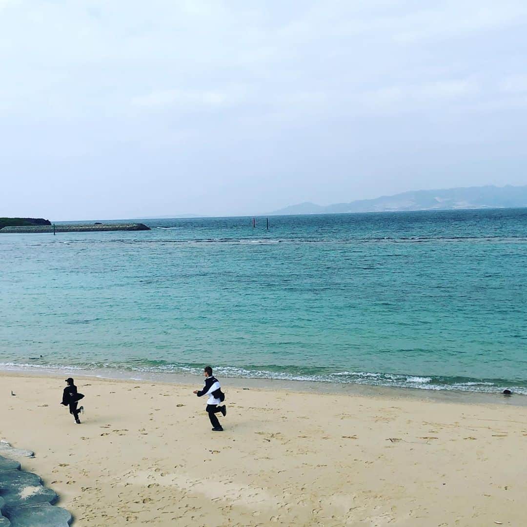 金子千尋さんのインスタグラム写真 - (金子千尋Instagram)「先日の休日、 セガレがおもむろに砂浜に文字を書き出し、セガーレとセガーーレがおもむろに寄って行き、おもむろにいかにも沖縄っぽい写真を撮る！ そして、その後おもむろにセガレの背後に走り寄ったら、逃げ出して休日にも関わらずおもむろに砂浜ダッシュをしてしまう🏃‍♂️💨 まだまだ小6には負けない36歳😏 #余談でした ． #先日の休日 #おもむろ #砂浜ダッシュ #🏃‍♂️💨 ． #きじむなぁ #タコライス #オムタコ」2月13日 20時06分 - kanekochihiro_official