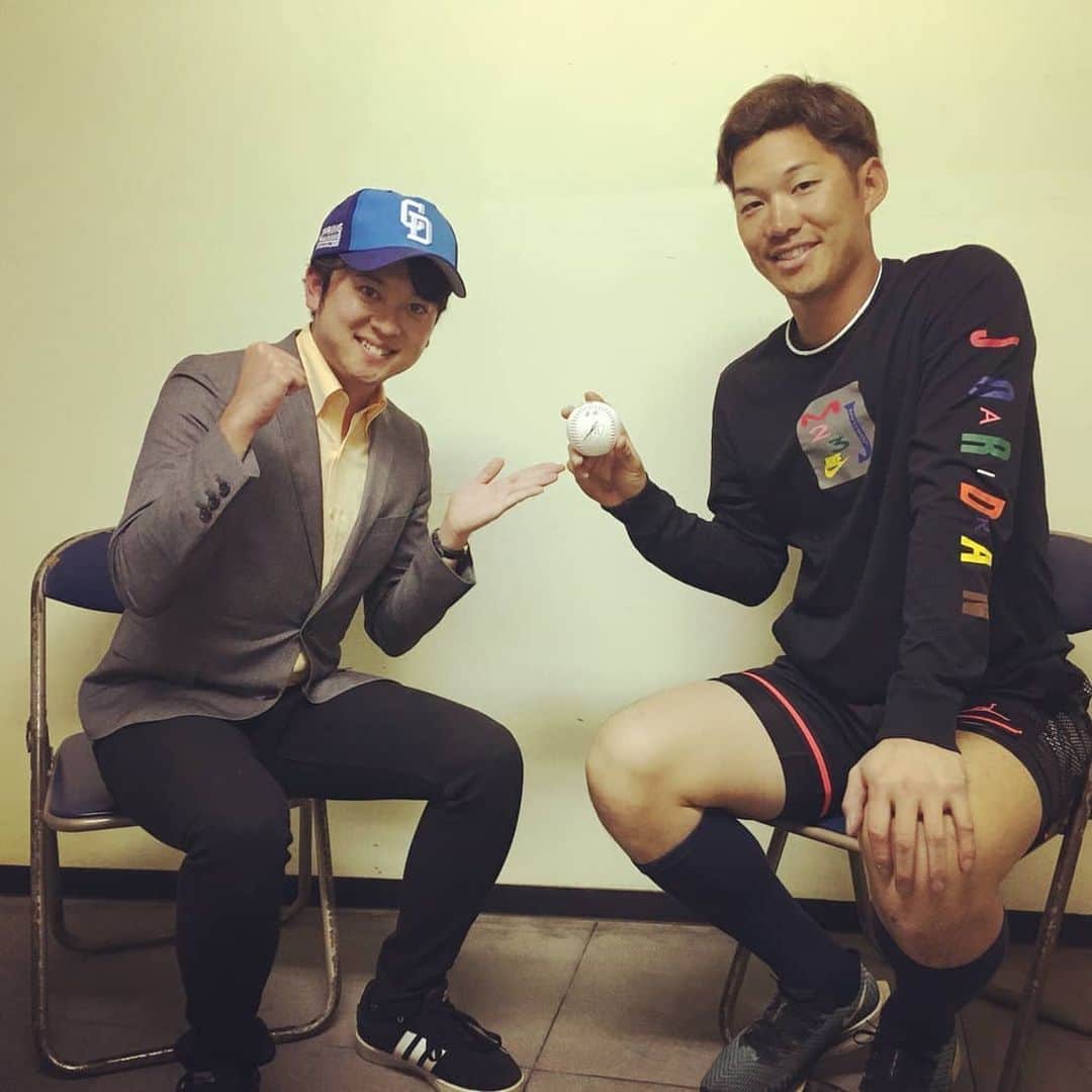 飯田嘉太のインスタグラム：「沖縄キャンプの様子を アップ出来ずごめんなさい💦 ･ ･ キャンプ取材最終日は 中日ドラゴンズの京田陽太選手⚾ ･ ･ 今シーズンから選手会長に就任しました☺️ ･ ･ 野球面では特に変化は無いと話しますが 自分がイイ成績を残して頼られる会長になりたいとのこと😌 ･ ･ 何よりも優勝ですと意気込んでいます🏆 ボールに書いて下さった言葉も｢優勝｣の②文字でした🙌 ･ ･ 優勝したらビール掛けの音頭🍺 ちっちゃい子にも人気の京田選手の活躍に期待です👍  #プロ野球 #キャンプ #取材 #中日ドラゴンズ #Dragons #選手会長 #京田陽太 選手 #能美市 #目指すは優勝 #石川テレビ #石川さん #livenewsit #イイダスポーツ #アナウンサー #announcer #飯田嘉太 #プロ野球好きな人と繋がりたい」