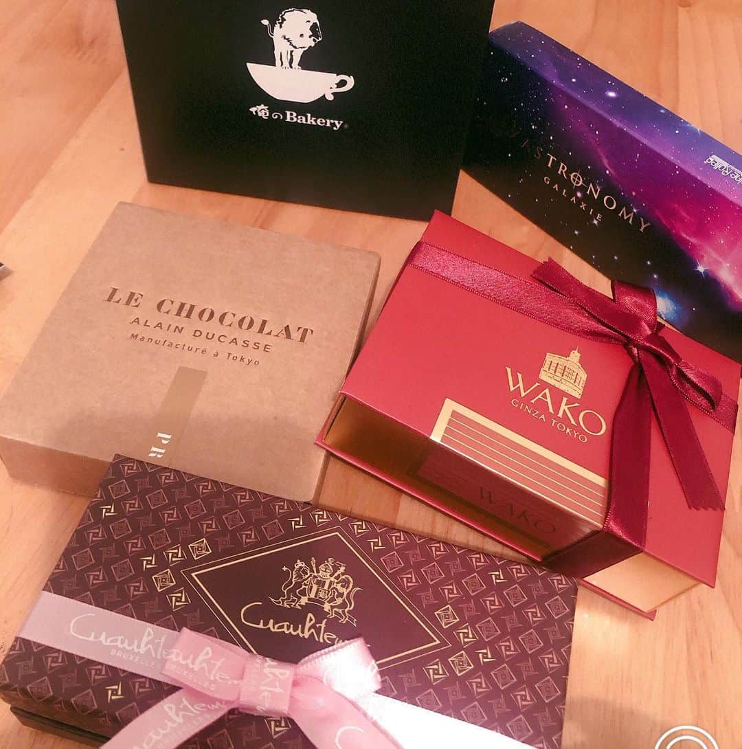 野崎鮎のインスタグラム：「明日はバレンタインday♡ 毎年女子からチョコレートをもらえる私🥰 今年もすでに4ついただきました♡ ＋俺のベーカリーのクロワッサン食パン🍞 気持ちがとっても嬉しい♡ みなさんもhappyなValentinedayになりますよーに♡ #バレンタイン #valentine #チョコレート #chocolate #俺のベーカリー #クロワッサン食パン #嬉しい #happy #ありがとう #thankyou 💋 #特別な日 に #特別 な人と♡」