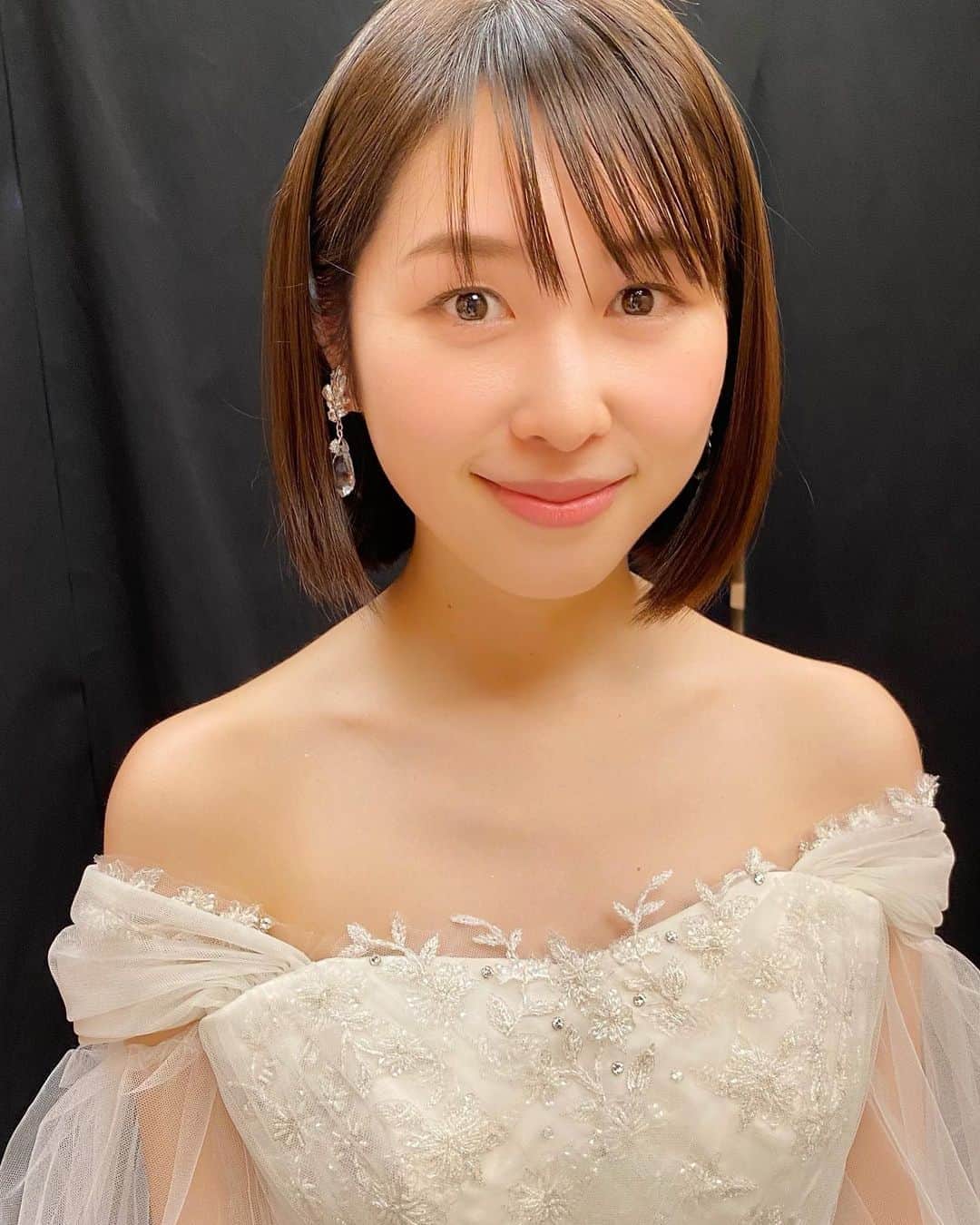 成田沙季のインスタグラム：「ドレスのお仕事でした👗 何度着ても気分があがるウェディングドレスの魔法🧙‍♀️ 写真は @_yurieyoshida_  が撮ってくれました♡ 久しぶりに会えて嬉しかったひと。 お疲れ様でした☺︎☘ #ウェディングドレス #ドレス #ウェディング #ブライダル #アクセサリー」