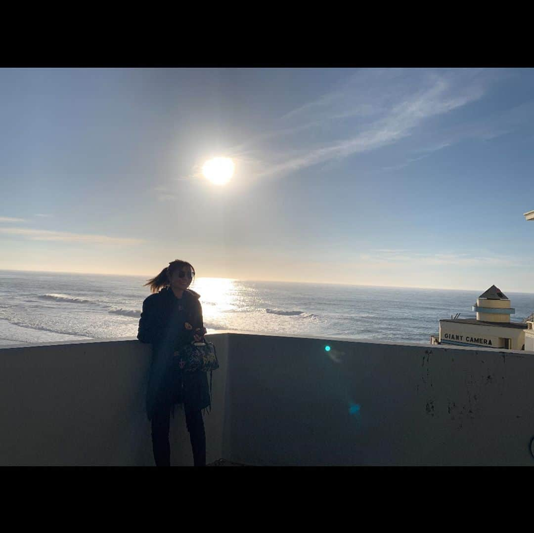 新山千春さんのインスタグラム写真 - (新山千春Instagram)「美しい景色の力ってすごい！ 幸せのため息。。。 心に余裕を持って穏やかに 心まぁるく 過ごしていきたいな✨  #sunset #海 #Ocean #cliffhouse #幸せのため息 #新山千春」2月13日 20時15分 - chiharuuu_0114