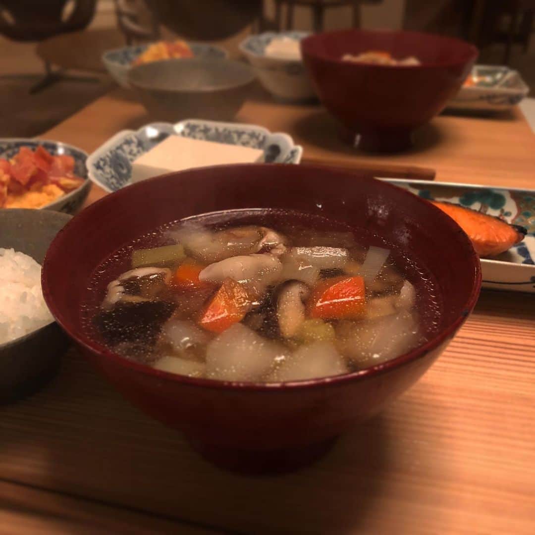 行正り香さんのインスタグラム写真 - (行正り香Instagram)「健康ごはん。いつも先に、どんな器に盛り付けようかな、と考えます。けんちん汁には大根、にんじん、しようが、ねぎ、椎茸としめじを入れました。#行正り香 #rikayukimasa #けんちん汁#和食」2月13日 20時22分 - rikayukimasa
