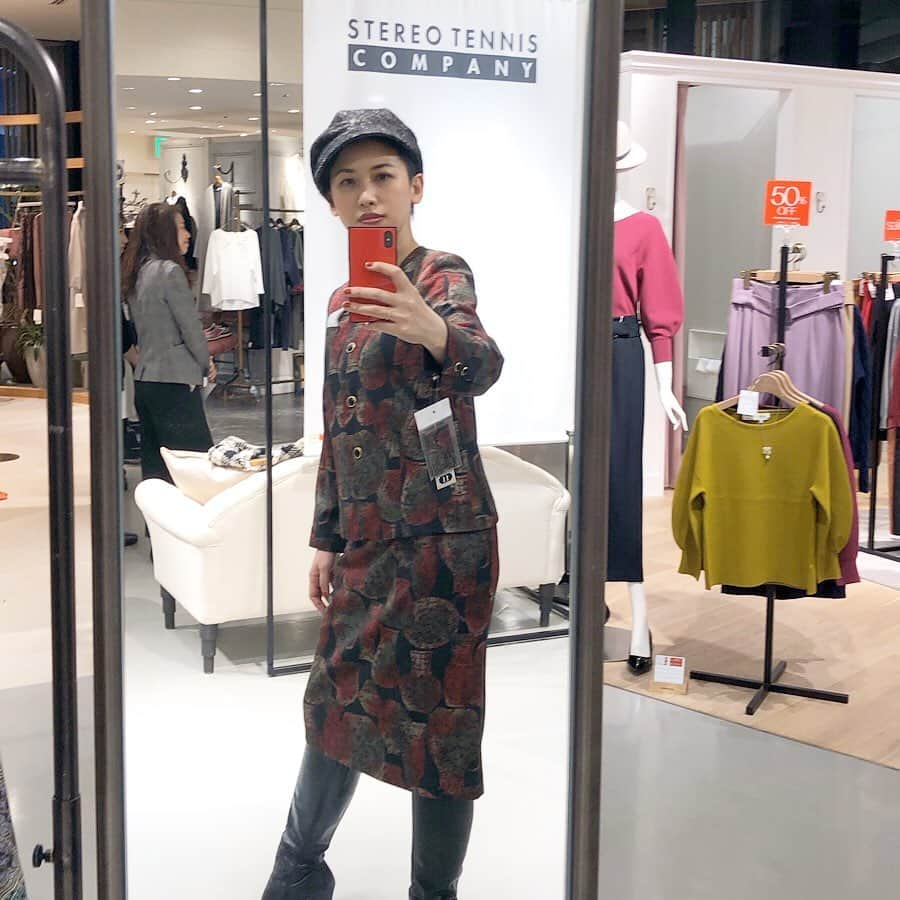 岡田育さんのインスタグラム写真 - (岡田育Instagram)「80s vintage dead stock clothes trunk show by stereotennis company at Hanshin Department Store in Osaka. @moms_dresser @good.old.opticians @stereo.tennis @hanshin_dept . . ほんと「悪いけどよくモテてます」（アンルイス）ならぬ「悪いけどマジ似合います」って感じだなー。そりゃあ産地と産年が自分と同じ服なんだからマリアージュされるよね……肩パッド顔……。 #ステレオテニス #マムズドレッサー #バブルスーツ #日本生まれバブル育ち #ああ無情」2月13日 20時25分 - okadaic