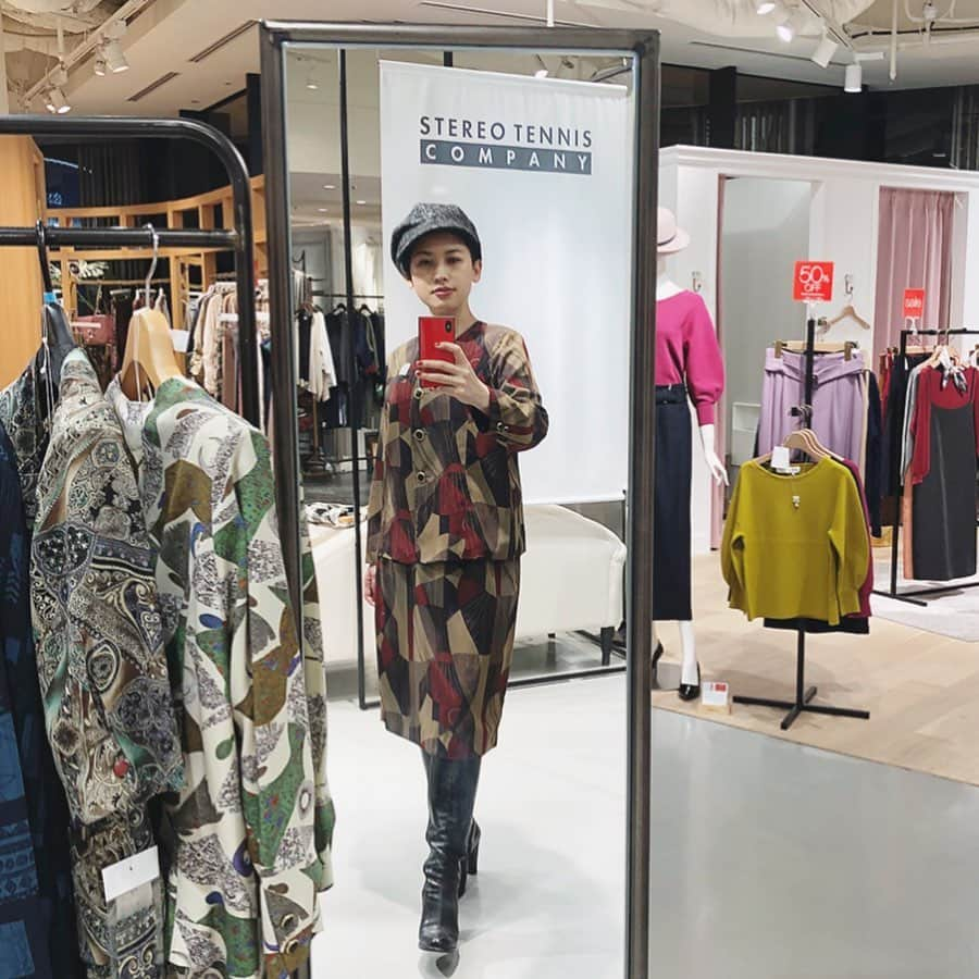 岡田育さんのインスタグラム写真 - (岡田育Instagram)「80s vintage dead stock clothes trunk show by stereotennis company at Hanshin Department Store in Osaka. @moms_dresser @good.old.opticians @stereo.tennis @hanshin_dept . . ほんと「悪いけどよくモテてます」（アンルイス）ならぬ「悪いけどマジ似合います」って感じだなー。そりゃあ産地と産年が自分と同じ服なんだからマリアージュされるよね……肩パッド顔……。 #ステレオテニス #マムズドレッサー #バブルスーツ #日本生まれバブル育ち #ああ無情」2月13日 20時25分 - okadaic