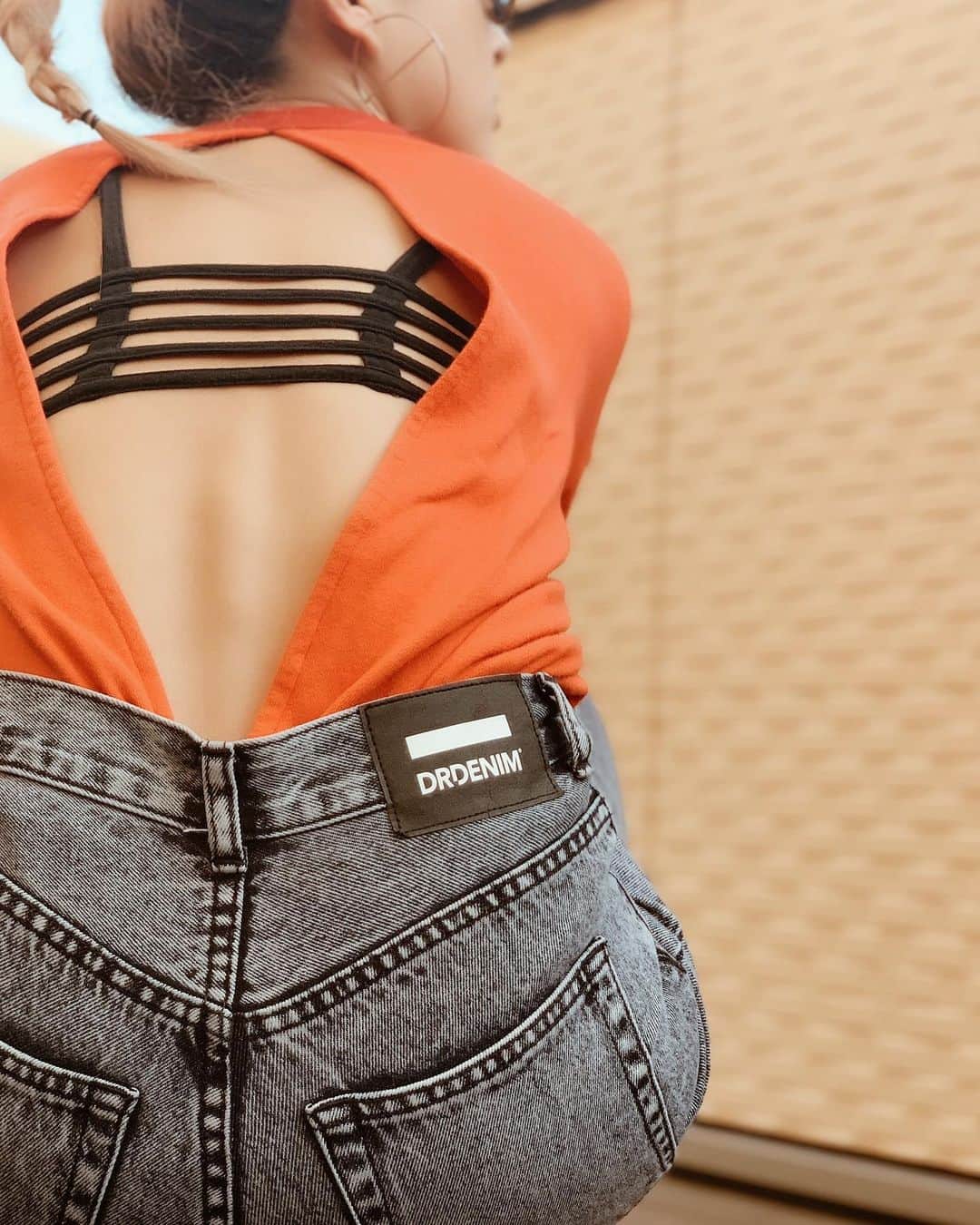 jyA-Me（ヤミー）のインスタグラム：「🌼🌼🌼 やっとポカポカして来た✨ 暖かくなるとBack Styleも可愛い物が着たくなるよね👗 ハイウエストでお尻の位置を高く見せてくれるデニムは #Drdenim @dr_denim_japan . 背中がザックリ空いてるスウェットは 誕生日が同じ日な　@yuumi_seimiya からバースデーに頂いたお揃いなの❤️ #springhascome  #ootd」