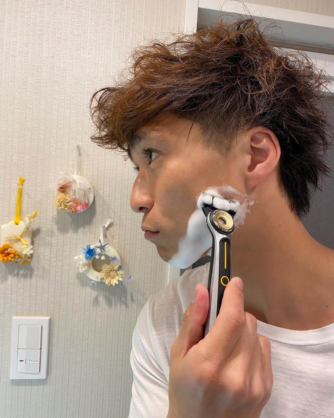 クレイジーパパさんのインスタグラム写真 - (クレイジーパパInstagram)「髪をバッサリ切って髭剃って。パパ変身💇‍♂️春よ早く来い🌸  P&Gジャパンより提供頂いたGillette HEATED RAZOR。タイガが見ている前で髭剃り。タイガはパパの髭が嫌い。肌に触れると痛いからね。パパは最新テクノロジーに感動！なんとスイッチ入れて1秒で心地よいあたたかさに。まるで蒸しタオルの心地よさ☺️クセになります😹  #春よ来い #イメチェン #目指せ爽やかパパ #ヒーテッドレーザー  #ジレットラボ  #蒸しタオルの心地よさ #PR」2月13日 20時31分 - crazypapa.tv