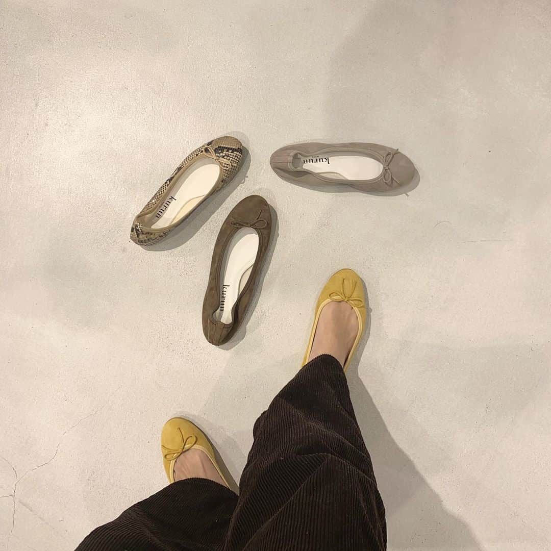 のインスタグラム：「. NEWoMan新宿でお買い物🛒 春ものの調達を少しずつ始めました♡ . まずは @kurun_official でハンドメイドの バレエシューズを🩰💭 カラバリ、柄や素材が豊富で迷ったけど イエローやオリーブ系が気になりました🍋 . 最終的にはどのコーデにも季節にも使えそうな オリーブにしました👦🏼🌿 24日までPOP UPやってるみたいです。 他にも春もののアウターなども購入したので またコーデと合わせて紹介したいと思います🌸 . #kuruntokyo#balletshoes#flatshoes#handmadeshoes#handmade#springfashion#クルントウキョウ#バレエシューズ#フラットシューズ#ハンドメイドシューズ」