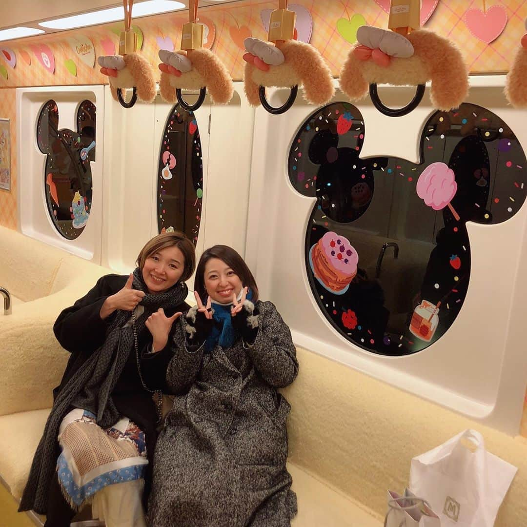 愛水せれ奈さんのインスタグラム写真 - (愛水せれ奈Instagram)「とっっっても可愛い内装でありました✨✨😍✨✨ みんなでテンションあがっちゃいました🤣🤣🤣 . . #ディズニーリゾートライン  #ディズニーリゾート　 #ディズニー  #disney #花組 #91期 #鳳真由 さん (まよ) #春花きらら さん (まいこ) #93期 #花奈澪 さん (みおたす夫人) #星組 #愛水せれ奈 (あいり)」2月13日 20時44分 - airi.aaari.aimi