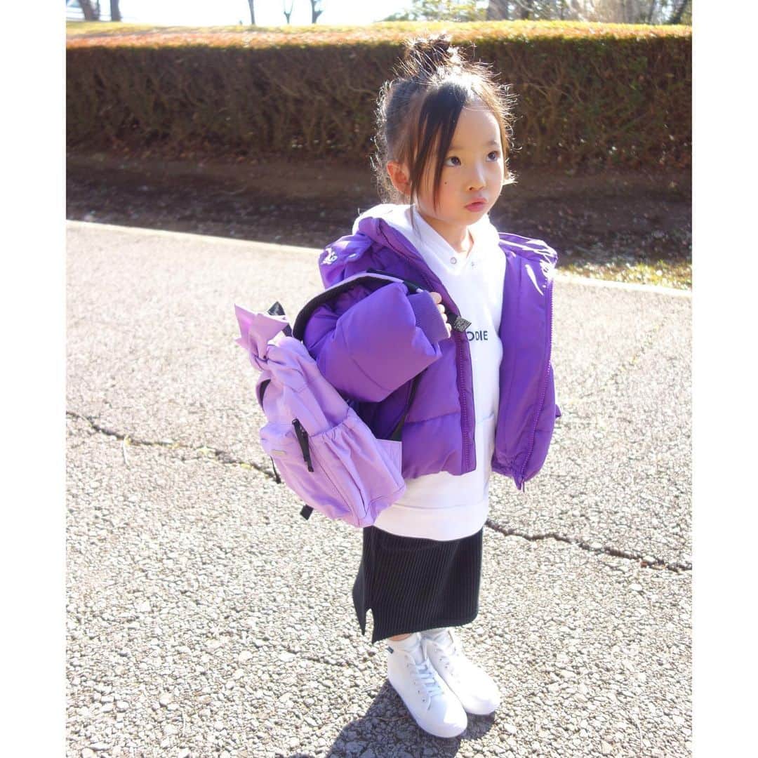 Saraさんのインスタグラム写真 - (SaraInstagram)「. coordinate♡ . サラの最近のブームはムラサキ💜 . @branshes で見つけたNEWリュックは 色も形もお気に入りのようです🤤♡ 大きなサイズもあったけど 体に合わせてSサイズに🐣 . outer ▶︎ #radchap  skirt ▶︎ #radchap  shoes ▶︎ #radchap  bag ▶︎ #branshes . #ootd #kids #kids_japan #kids_japan_ootd #kjp_ootd #kidsfahion #kidscode #kidsootd #kidswear #jeanasiskids #キッズコーデ #キッズファッション #インスタキッズ #パープル」2月13日 20時37分 - sarasara718