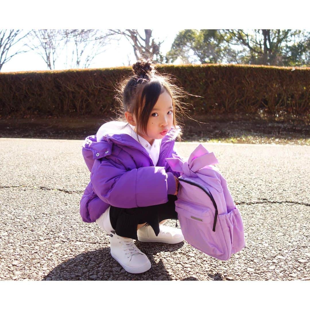 Saraさんのインスタグラム写真 - (SaraInstagram)「. coordinate♡ . サラの最近のブームはムラサキ💜 . @branshes で見つけたNEWリュックは 色も形もお気に入りのようです🤤♡ 大きなサイズもあったけど 体に合わせてSサイズに🐣 . outer ▶︎ #radchap  skirt ▶︎ #radchap  shoes ▶︎ #radchap  bag ▶︎ #branshes . #ootd #kids #kids_japan #kids_japan_ootd #kjp_ootd #kidsfahion #kidscode #kidsootd #kidswear #jeanasiskids #キッズコーデ #キッズファッション #インスタキッズ #パープル」2月13日 20時37分 - sarasara718