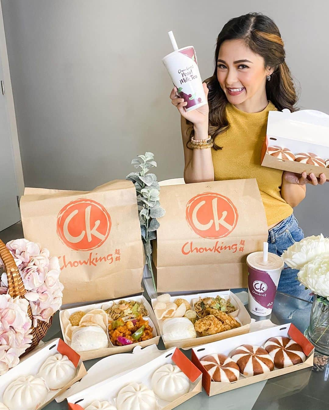 Kim Chiuさんのインスタグラム写真 - (Kim ChiuInstagram)「Malapit na ang Valentines Day!!!❤️ Buti nalang merong #ChowKILIG bundle treat for 2 ang @chowkingph this valentines season excited nakong e share to sa love one ko!!!😁❤️😁 nasan na kaya siya??? Baka lumamig!😍 hihi visit nearest #Chowking branch near you isama na si the one para nakaka #ChowKILIG 😍 Hihihi」2月13日 20時38分 - chinitaprincess