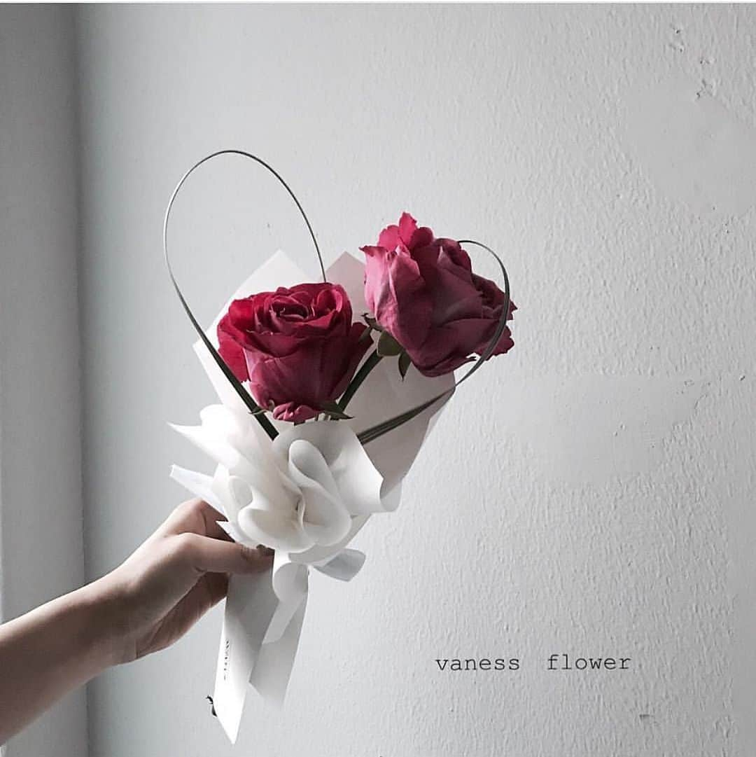 플로리스트 이주연 florist Lee Ju Yeonさんのインスタグラム写真 - (플로리스트 이주연 florist Lee Ju YeonInstagram)「. . 발렌타인데이에 바네스와 함께 하세요 💕 문의 Katalk ID vaness52 . Valentine's Day We getting an order for Valentine's Day🌸 If you have any questions, please contact us Instagram direct. 💌 . . #바네스꽃다발 #Valentine'sday #발렌타인데이꽃다발 #발렌타인꽃다발 #발렌타인꽃선물 #졸업식꽃다발 #빈티지꽃다발 . . 订花 WeChat ID vaness_flower 클래스상시모집 당일꽃주문가능 #수업문의 #주문예약 #lesson #Order  Katalk ID vaness52 WeChat ID vaness_flower E-mail vanessflower@naver.com . 강남구 역삼동608-16 📞02-545-6813 . #vanessflower #florist #flowershop #handtied #flowerlesson #花束 #花束包装 #바네스플라워 #플로리스트 #꽃다발 #웨딩부케 #역삼역꽃집 #언주역꽃집 #플라워레슨 #꽃다발주문 #꽃수업 #기업출강 #꽃주문」2月13日 20時53分 - vanessflower