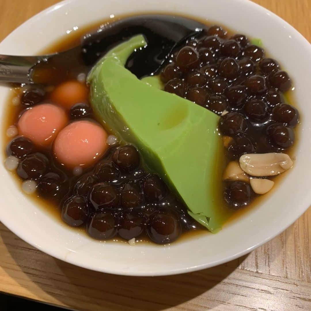 鈴木福さんのインスタグラム写真 - (鈴木福Instagram)「この間、初めて豆花を食べました！  トウファって読むんです。 知らなければまめはなって読んじゃう、豆腐スイーツです！(笑)  セルフだったんで… タピオカ入れすぎました。  美味しかったです！  #豆花#トウファ#豆腐#セルフ#タピオカ#抹茶#美味しかった」2月13日 20時45分 - s_fuku_te