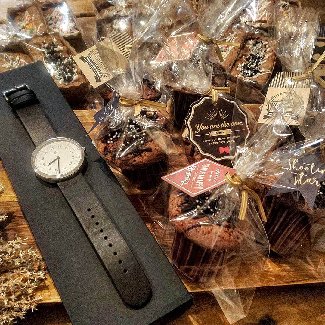 meeのインスタグラム：「またまた、おこんばんは😊  明日はバレンタインデー🍫✨ 今回は旦那くんの会社の子供さん達へ作りました🎵 喜んでくれるかな～😌✨ 後、最近お気に入りの@mavenjapan 様のこちらの時計⌚️ シンプルで可愛くもなるし、かっこよくもなる色んな雰囲気にも合う時計⌚️ お気に入りです😆🎶 クーポンコード:lesou131 こちらを使っていただくと10％OFFです🎵 良かったらお使い下さい✨」