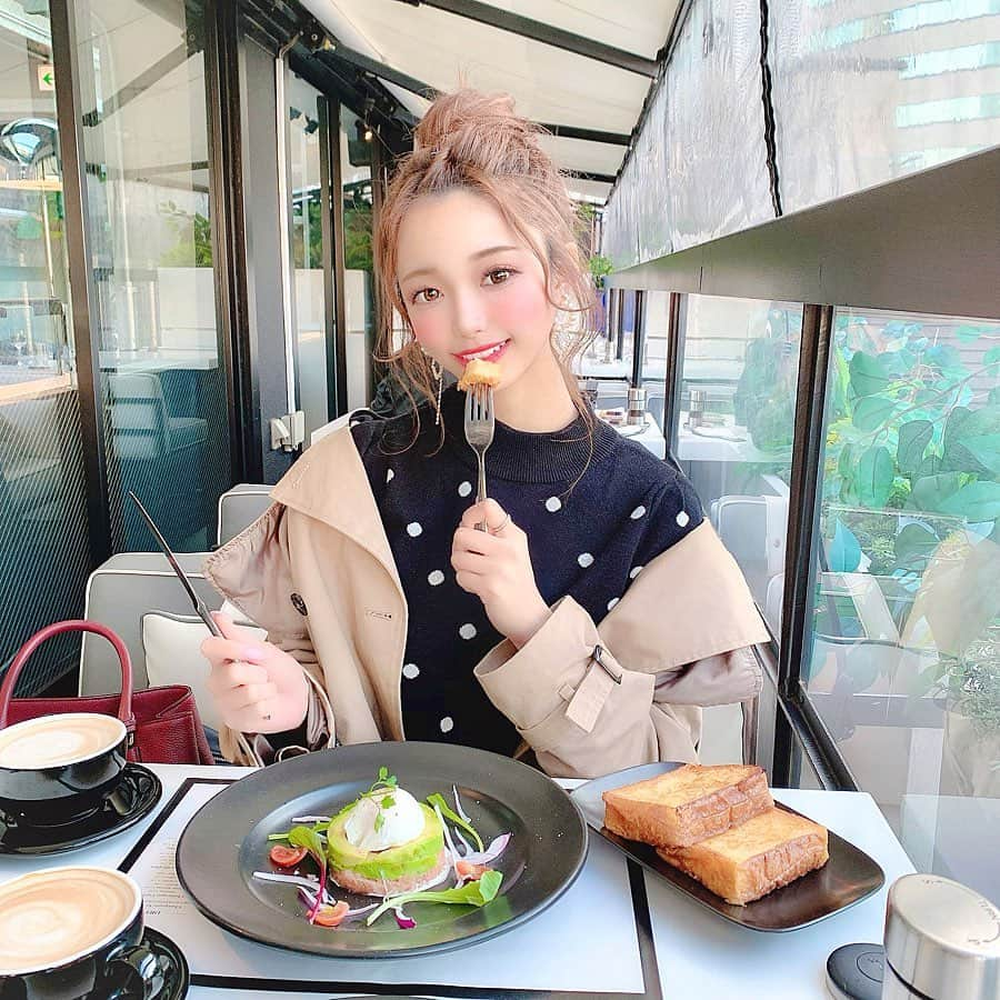 あやちゃんさんのインスタグラム写真 - (あやちゃんInstagram)「lunch〜🥑🥞☕️💗 ここのお店の凄いところは テラス席で寒そう〜って思ったらコタツになってて感動した🥺 冬でもぜんっぜん寒くないしめっちゃオススメ✨むしろ寒い日こそテラス席🤣👏👏 アボカドサーモンエッグもう絶対おいしいよね😛🥑 今日は前髪あげてお団子ちゃん🍒雰囲気変えてみたよ🍡 #mercerbrunch #mercerbrunchterracehousetokyo #lunch #表参道カフェ #表参道ランチ #表参道グルメ #明治神宮前カフェ #青山カフェ #東京カフェ #渋谷カフェ #渋谷ランチ #テラス席 #お団子ヘア #お団子アレンジ #トレンチコート #今日のコーデ #アボカド #フレンチトースト #おしゃカフェ #カフェ巡り  #tokyocafe」2月13日 21時01分 - aya.you.love.r